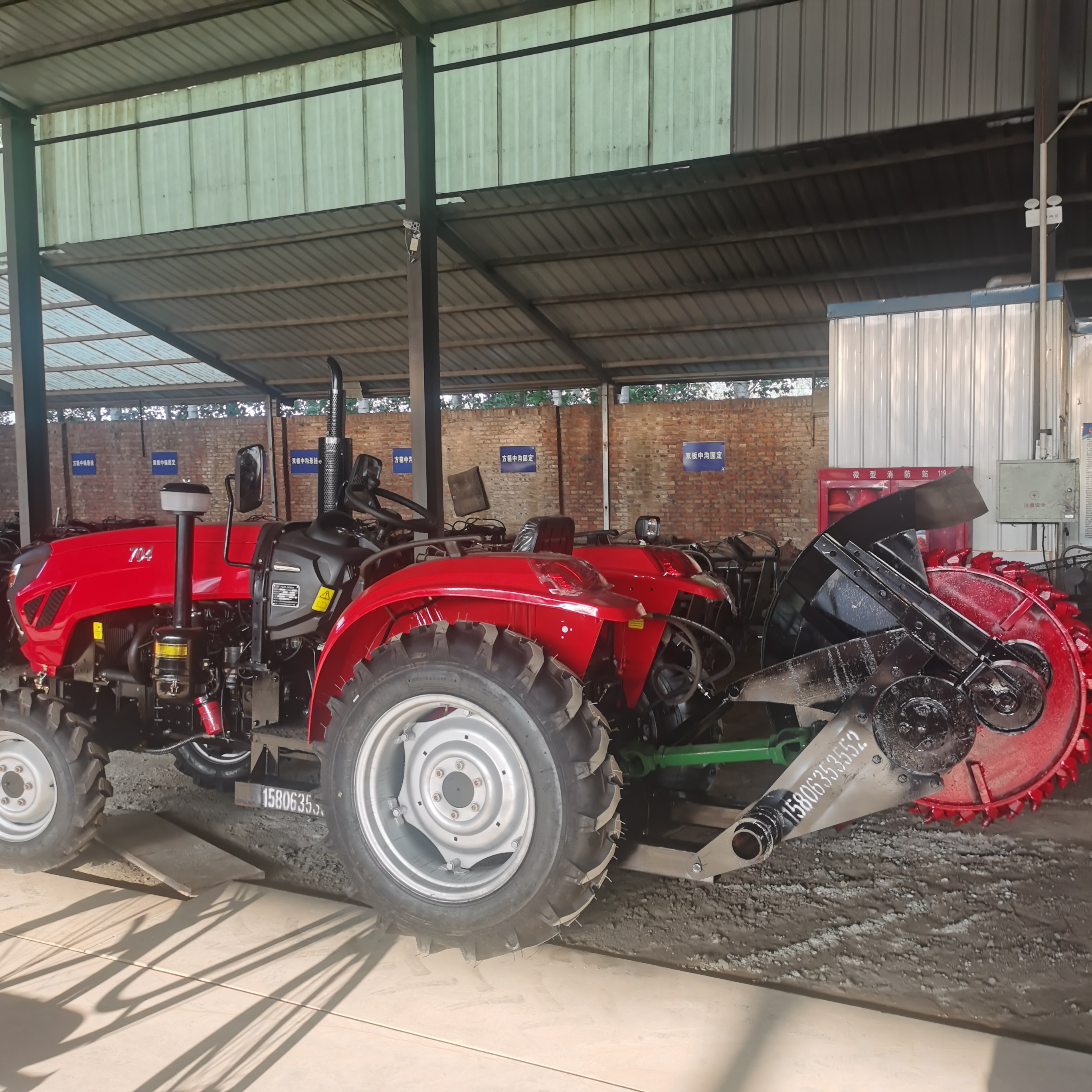 这是一款多功能路沿石开沟机,开沟机匹配的是70马力四驱的拖拉机,能在