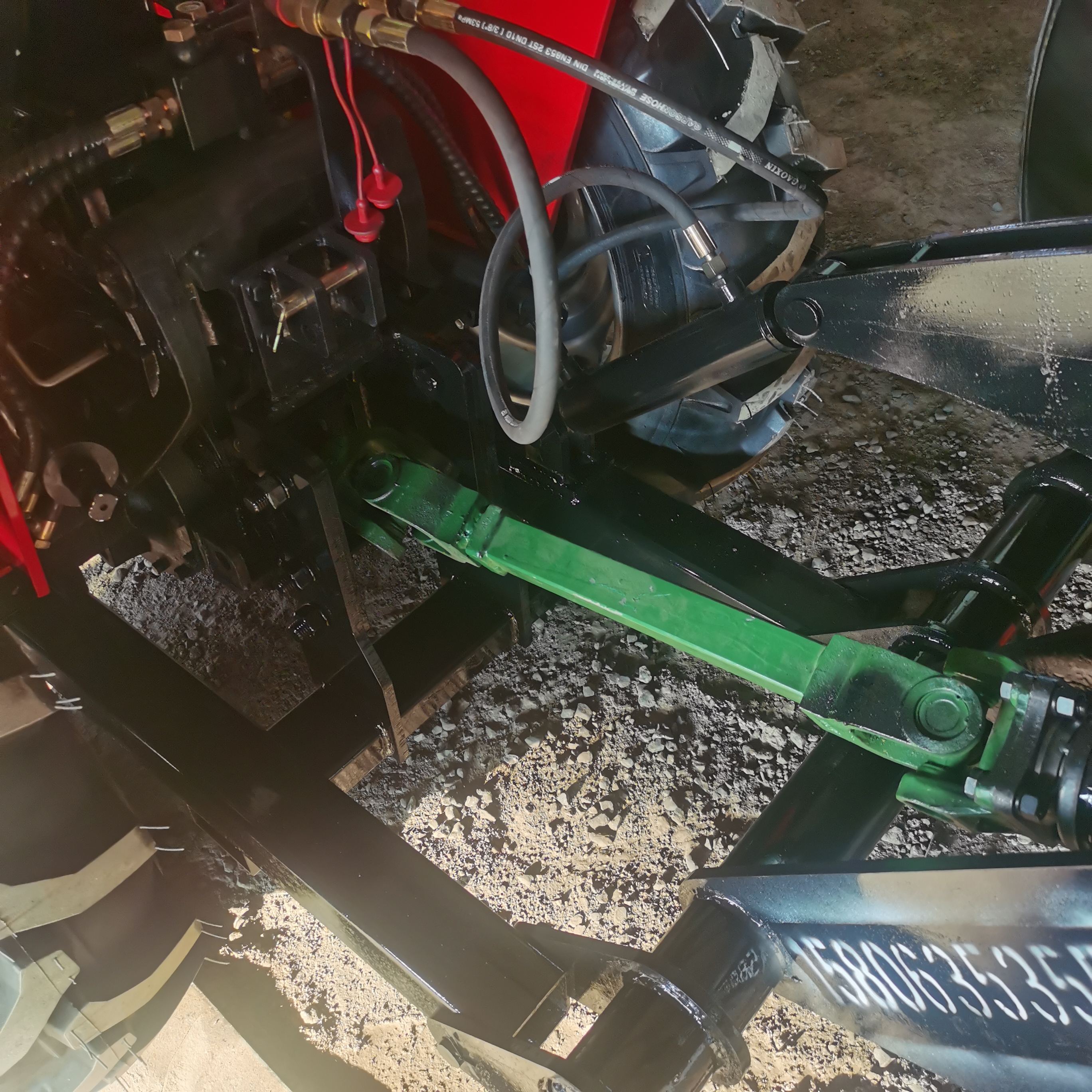 这是一款多功能路沿石开沟机,开沟机匹配的是70马力四驱的拖拉机,能在