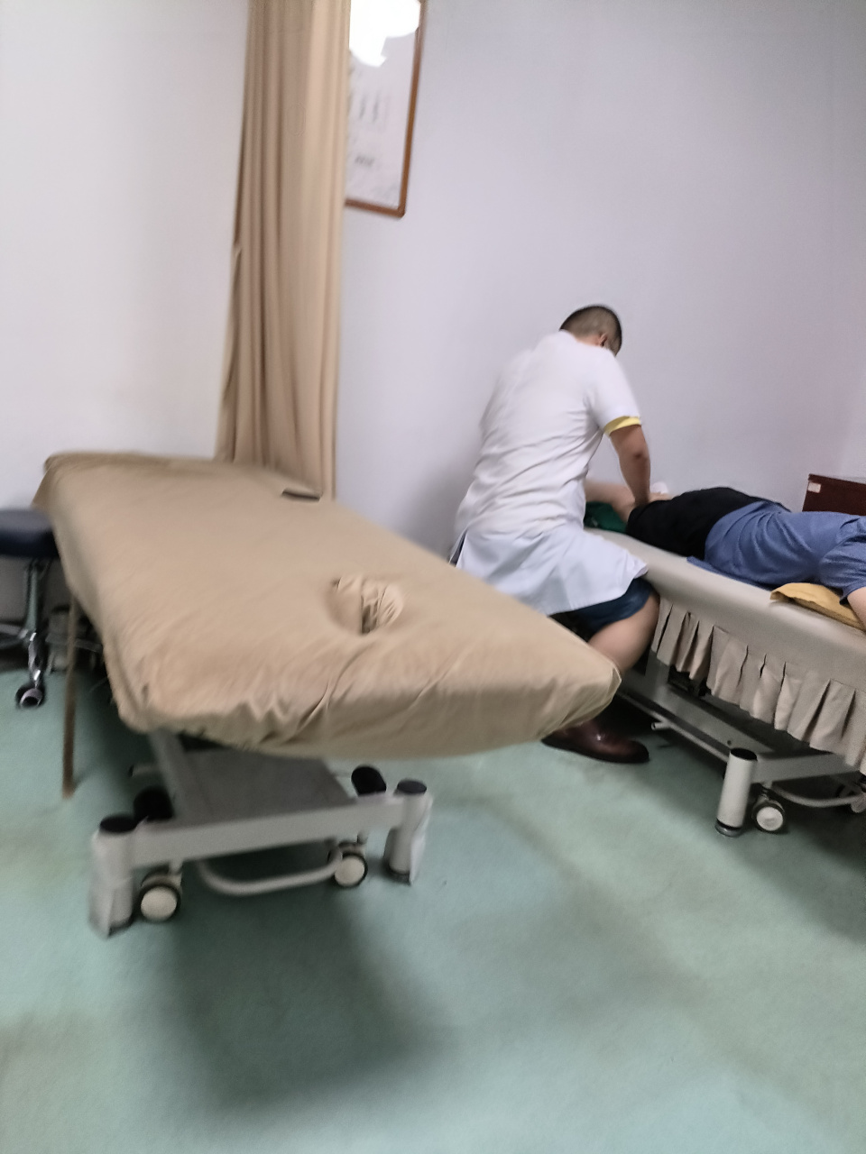 给2023比个耶# 今天到中医院针灸推拿科来做推拿针灸,上次做过一次