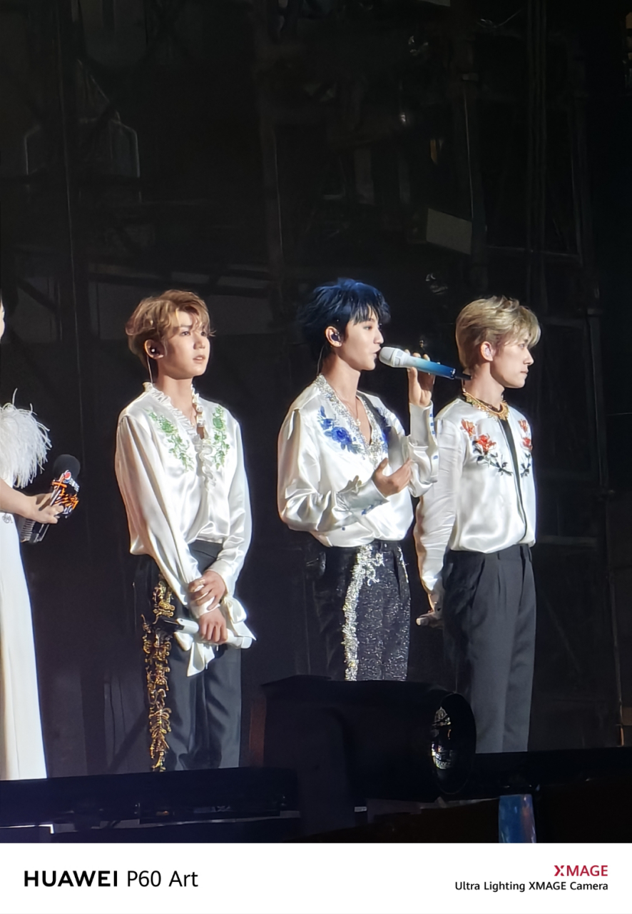 给大家分享几张热腾腾的三小只~tfboys十年之约演唱会,#华为p60# 系列