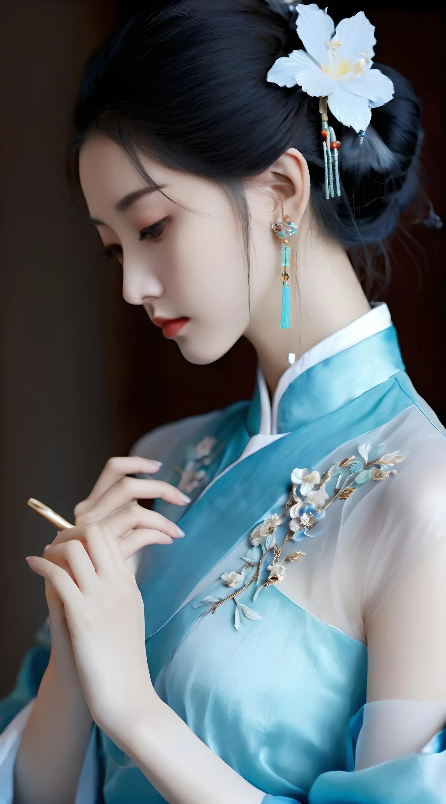 😍  女子身穿蓝色汉服,显得格外婉约动人,让人仿佛穿越到了古代.