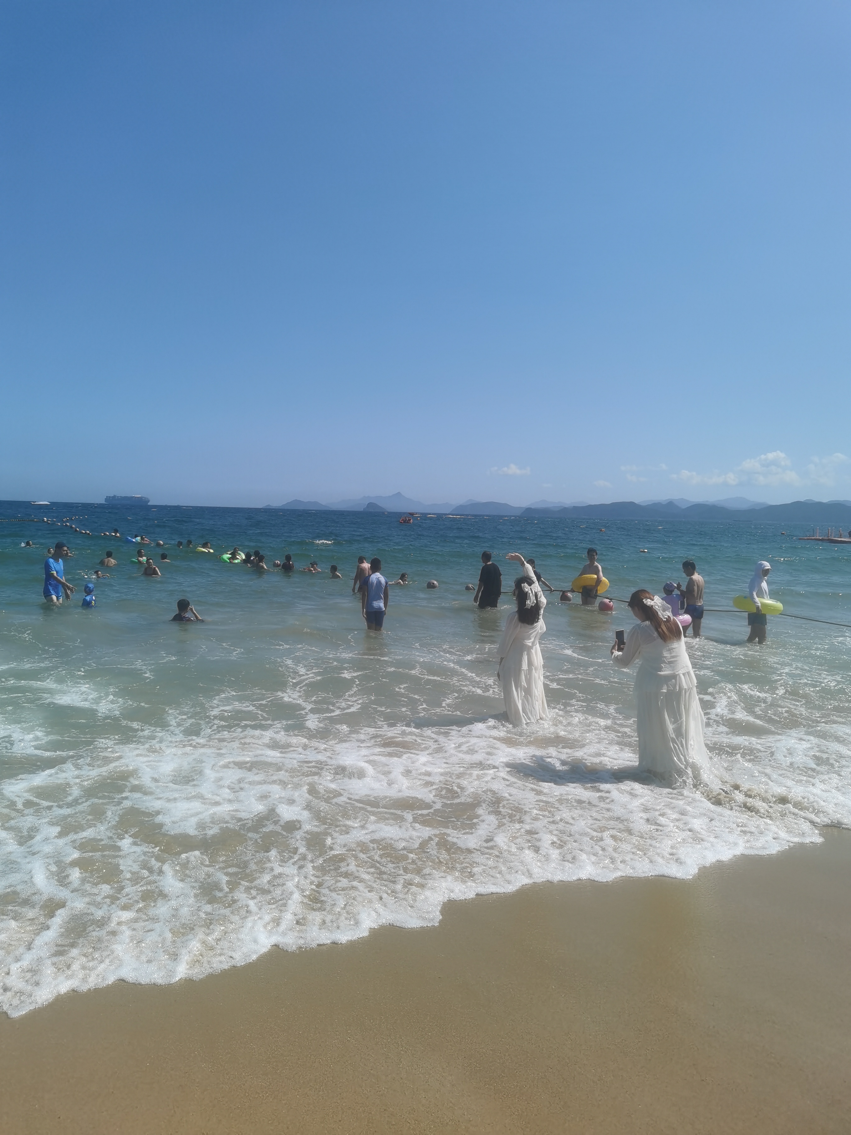 我穿上了最舒适的泳衣,漫步在沙滩上,感受那细细的沙粒轻抚过我的脚趾