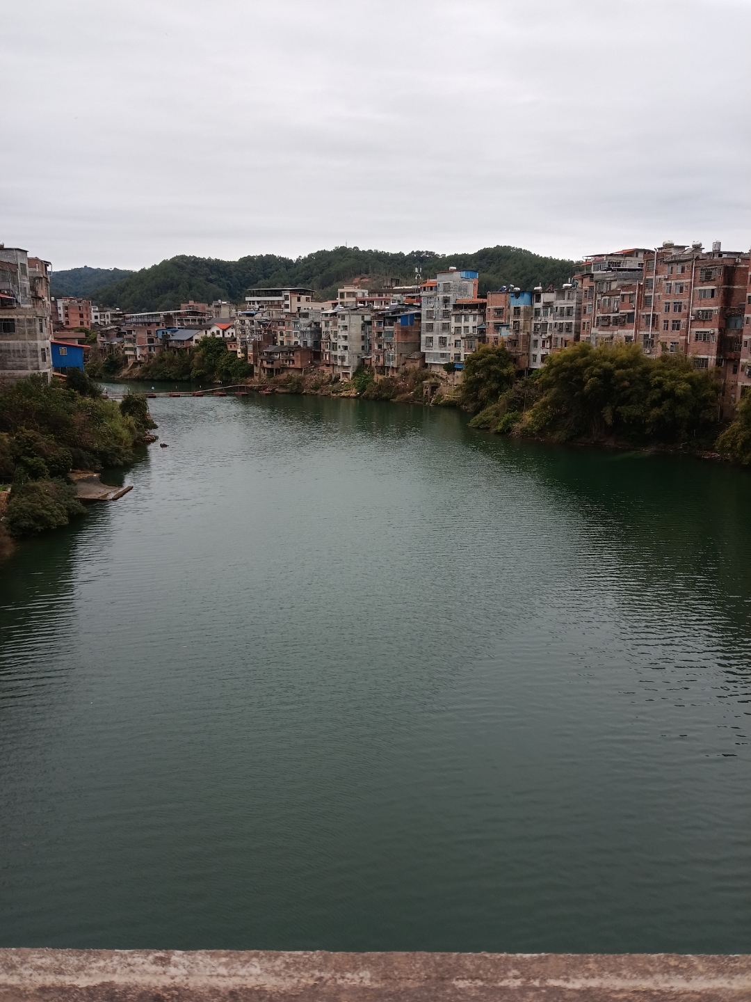 碧绿的河水,恬静的小镇,人居的好地方!