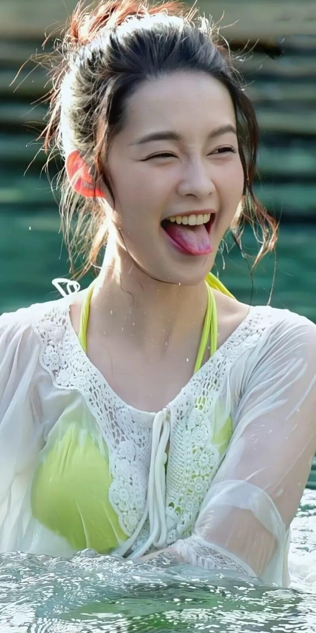 气质美女李泌,让人眼前一亮