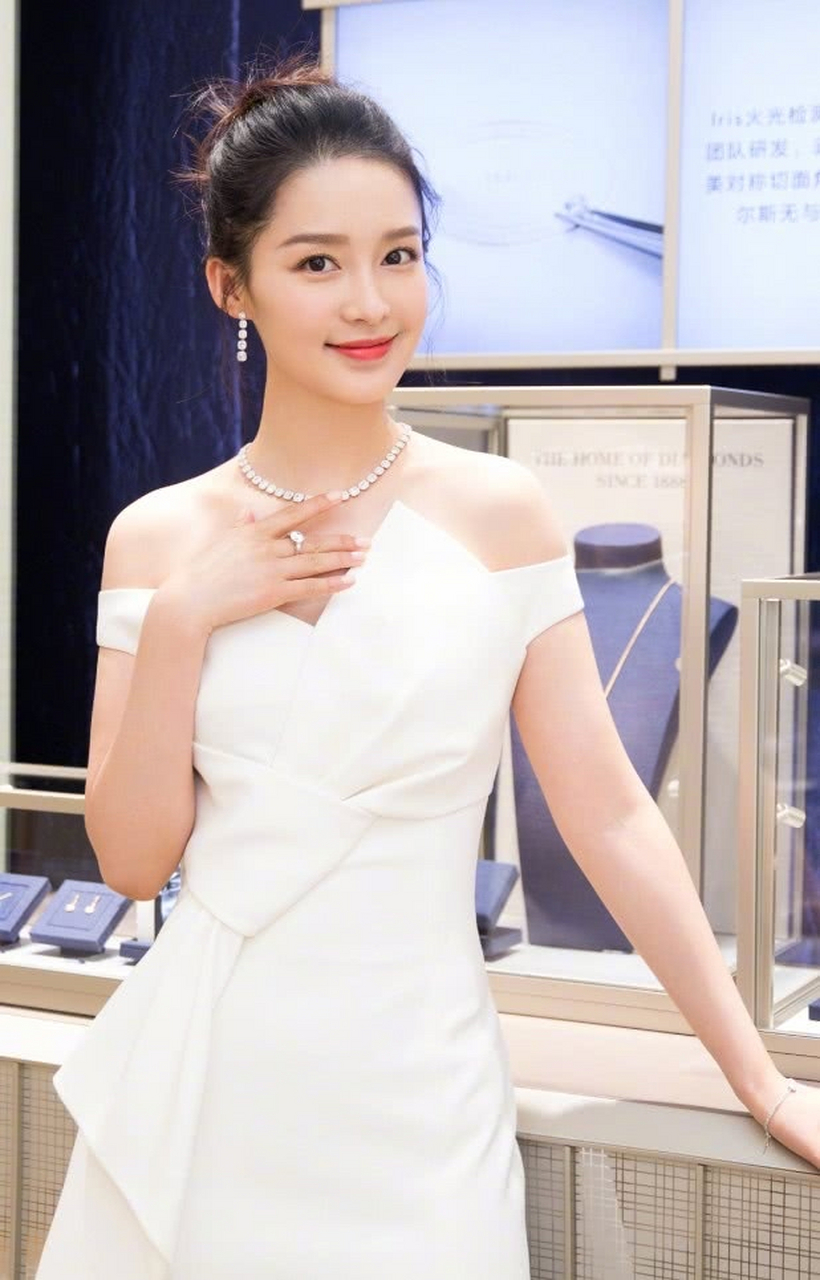 气质美女李泌,让人眼前一亮