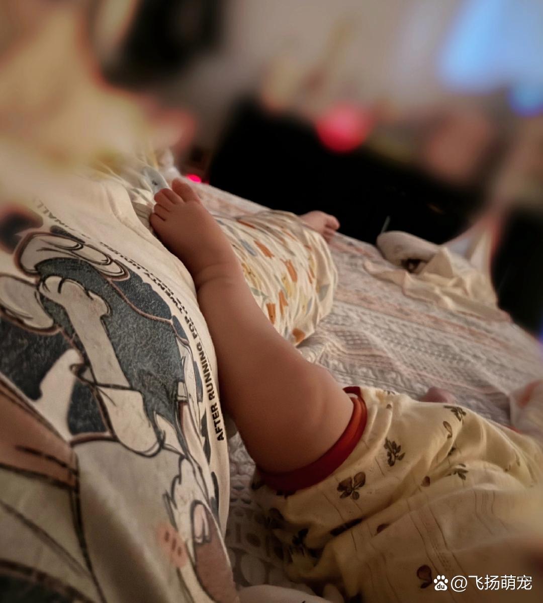 我家孩子有个毛病,睡觉时总喜欢把他可爱的小腿,放在我的身上,你挪开