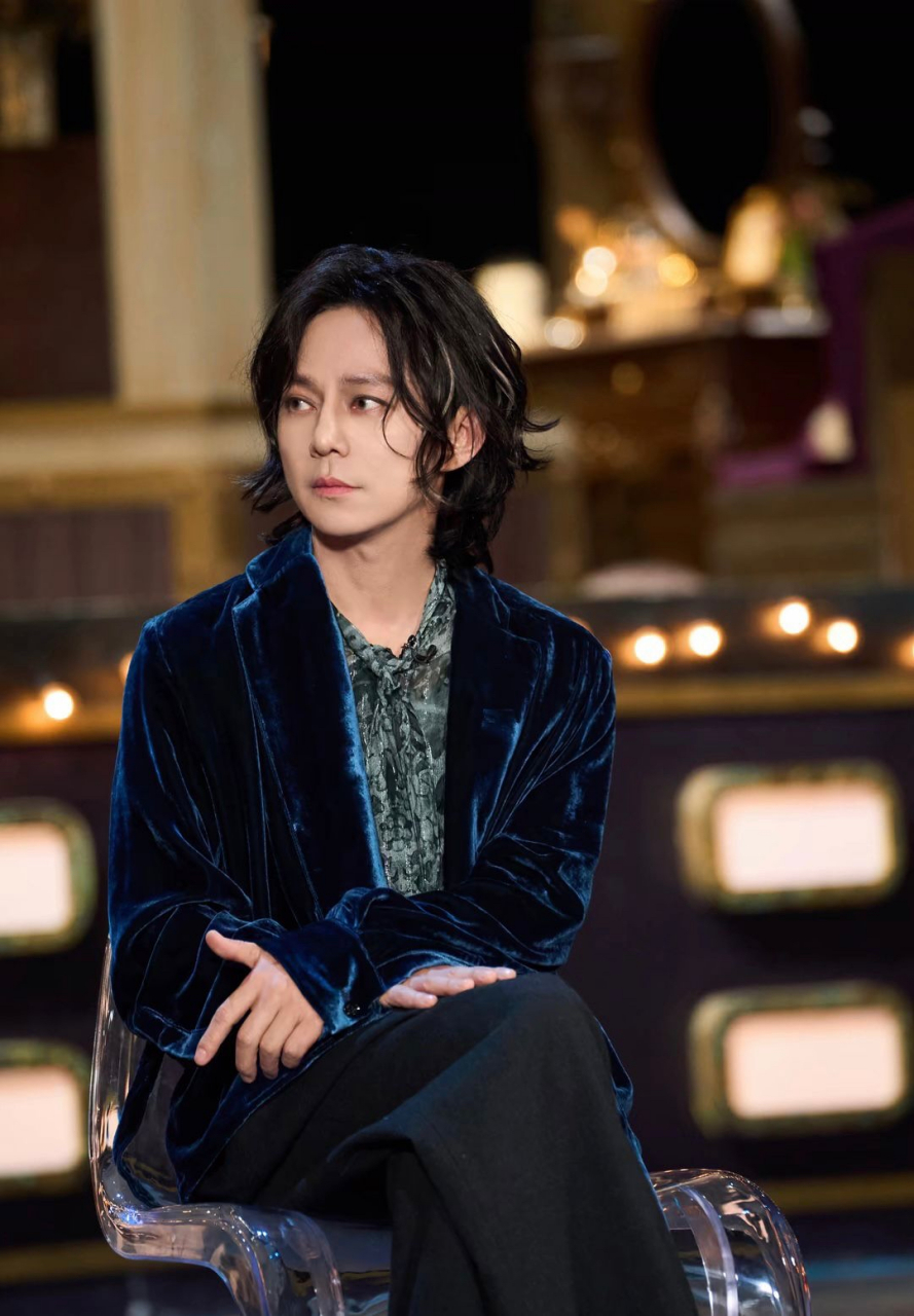 何炅还是那个温暖阳光的四千年难的一遇———何美男.