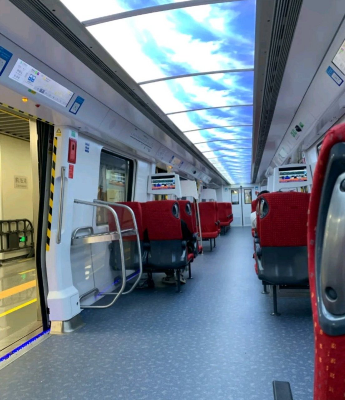 快半年不坐地铁了,深圳地铁11号线的商务车厢,收费是普通车厢的三四倍