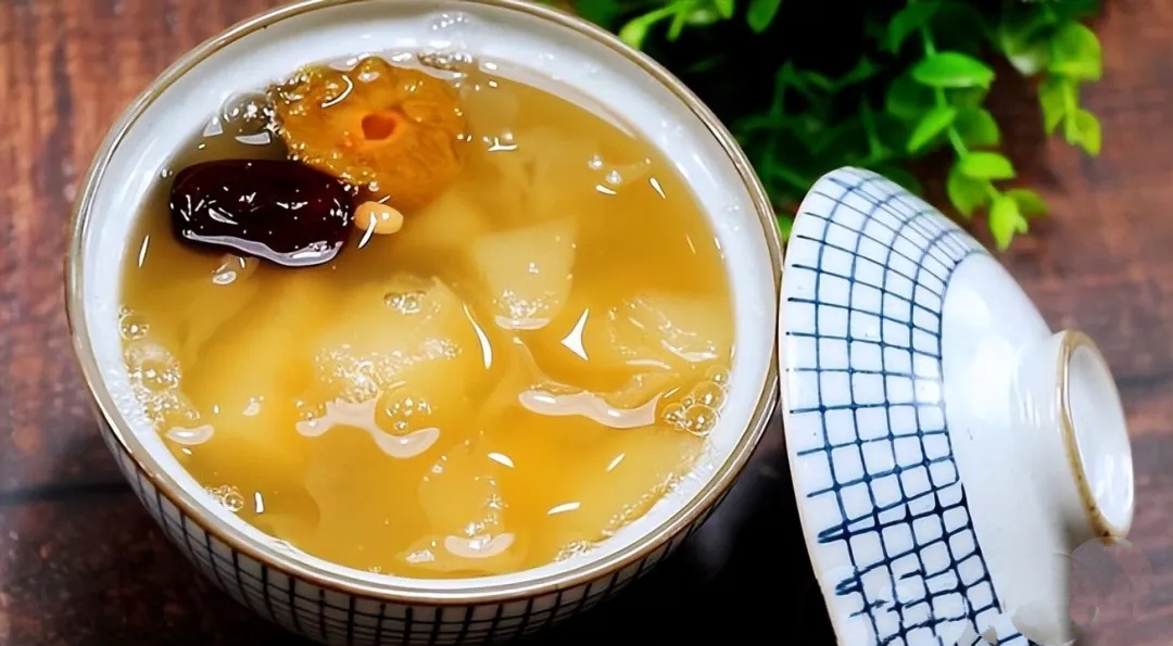银耳雪梨汤  所需食材:银耳,雪梨,梅子,红枣,枸杞,冰糖; 菜谱做法: 1