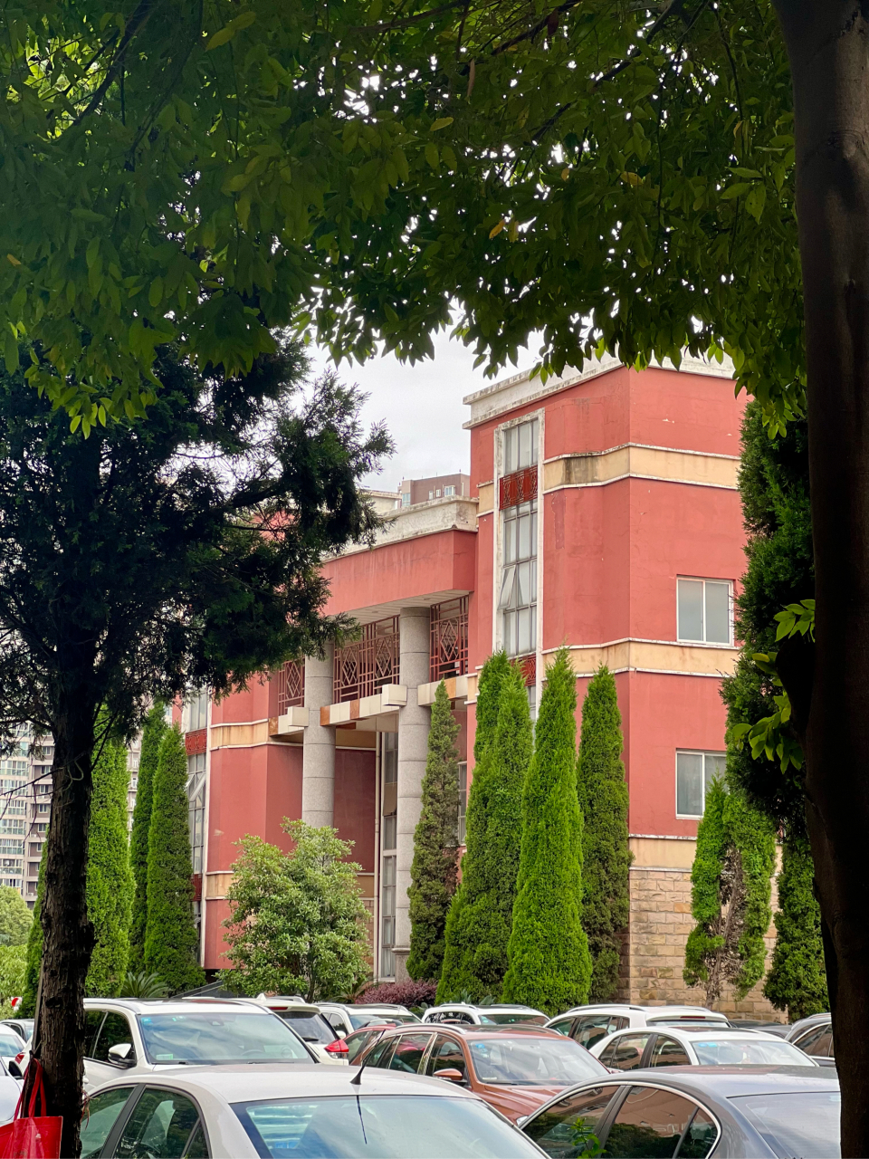 这是四川托普信息技术职业学院开展活动的小礼堂哎 今天从这个角度看