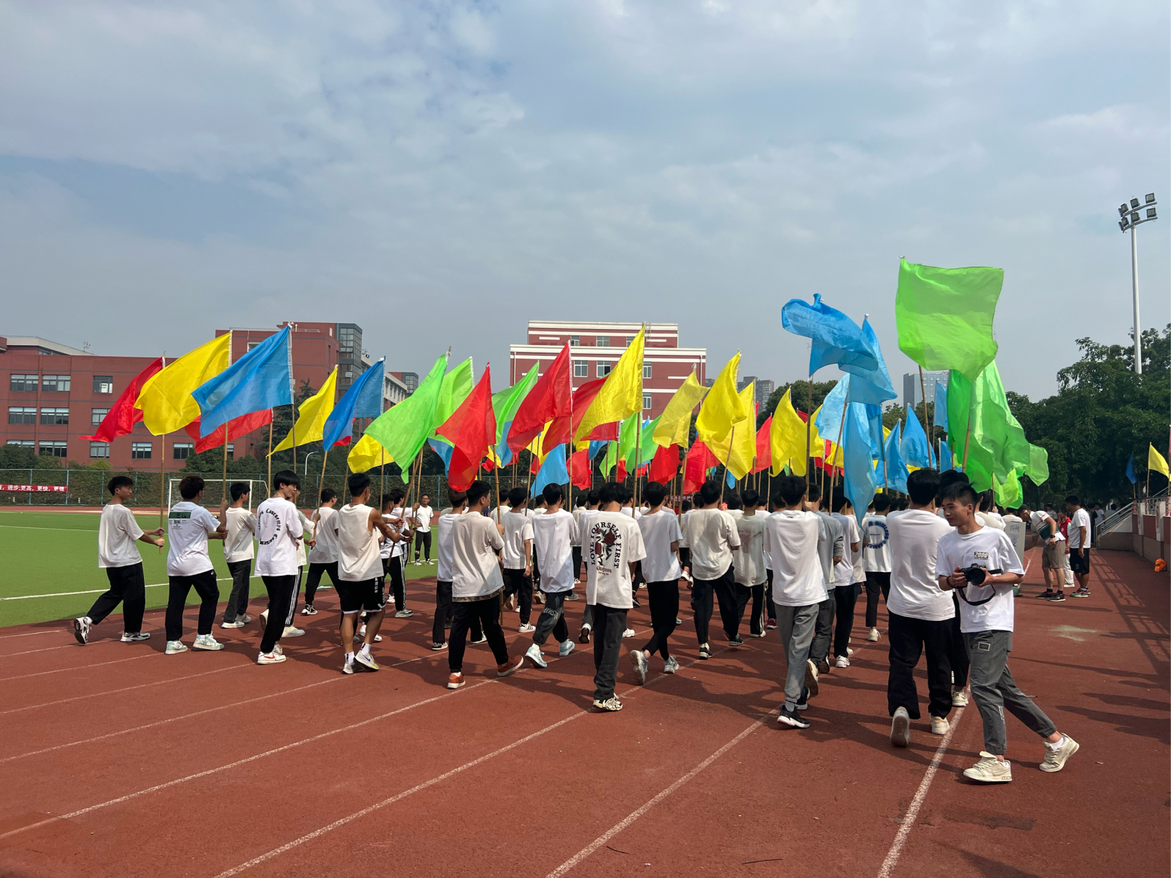 偶遇四川托普信息技术职业学院运动会彩排的彩旗队,真是太整齐了!