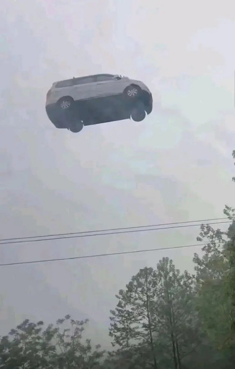 台风这么可怕,把车都吹上天?#大风刮来的