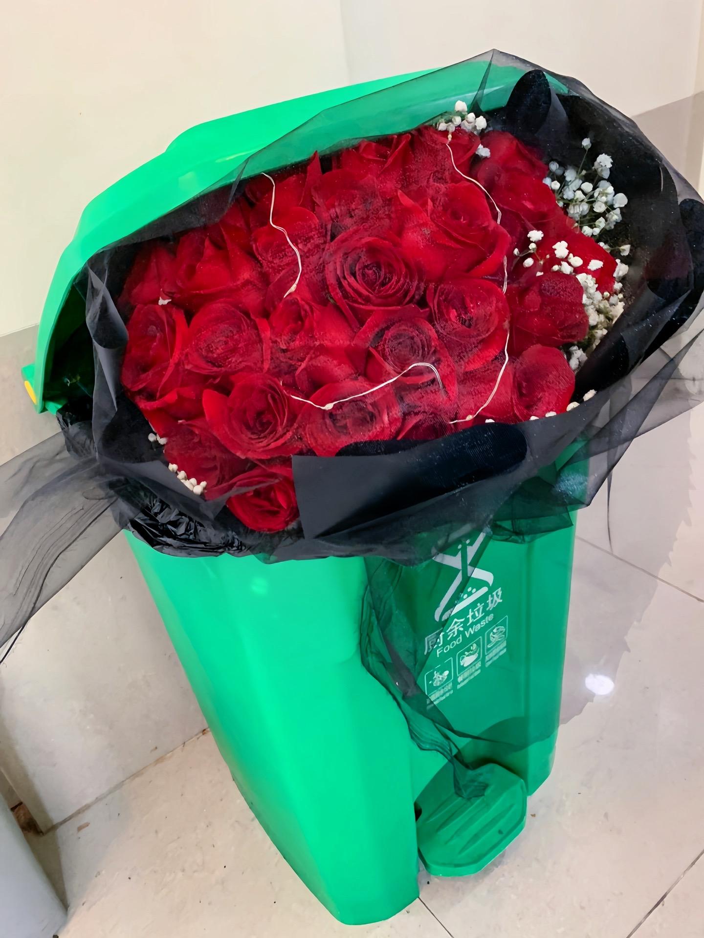 520还没过完,垃圾桶里的这些玫瑰花,这些花那么好看,就这样丢掉了.
