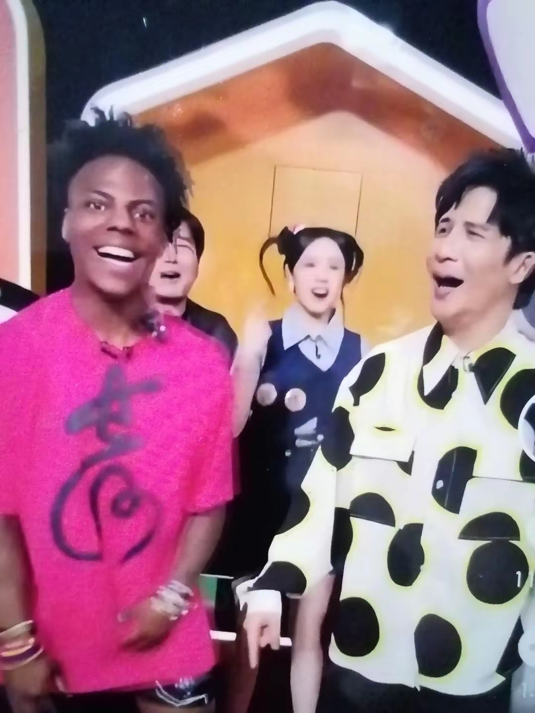 两个人一见面,甲亢哥连连对大的赵薇说我爱你,我爱你,然后大张伟也