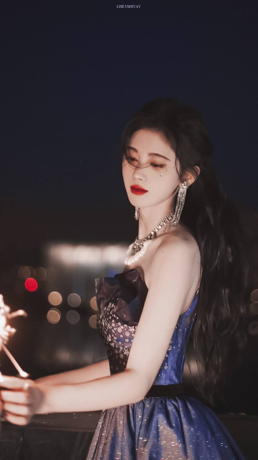 鞠婧祎手拿烟花的图片, 拿来当壁纸的话,肯定特别好看