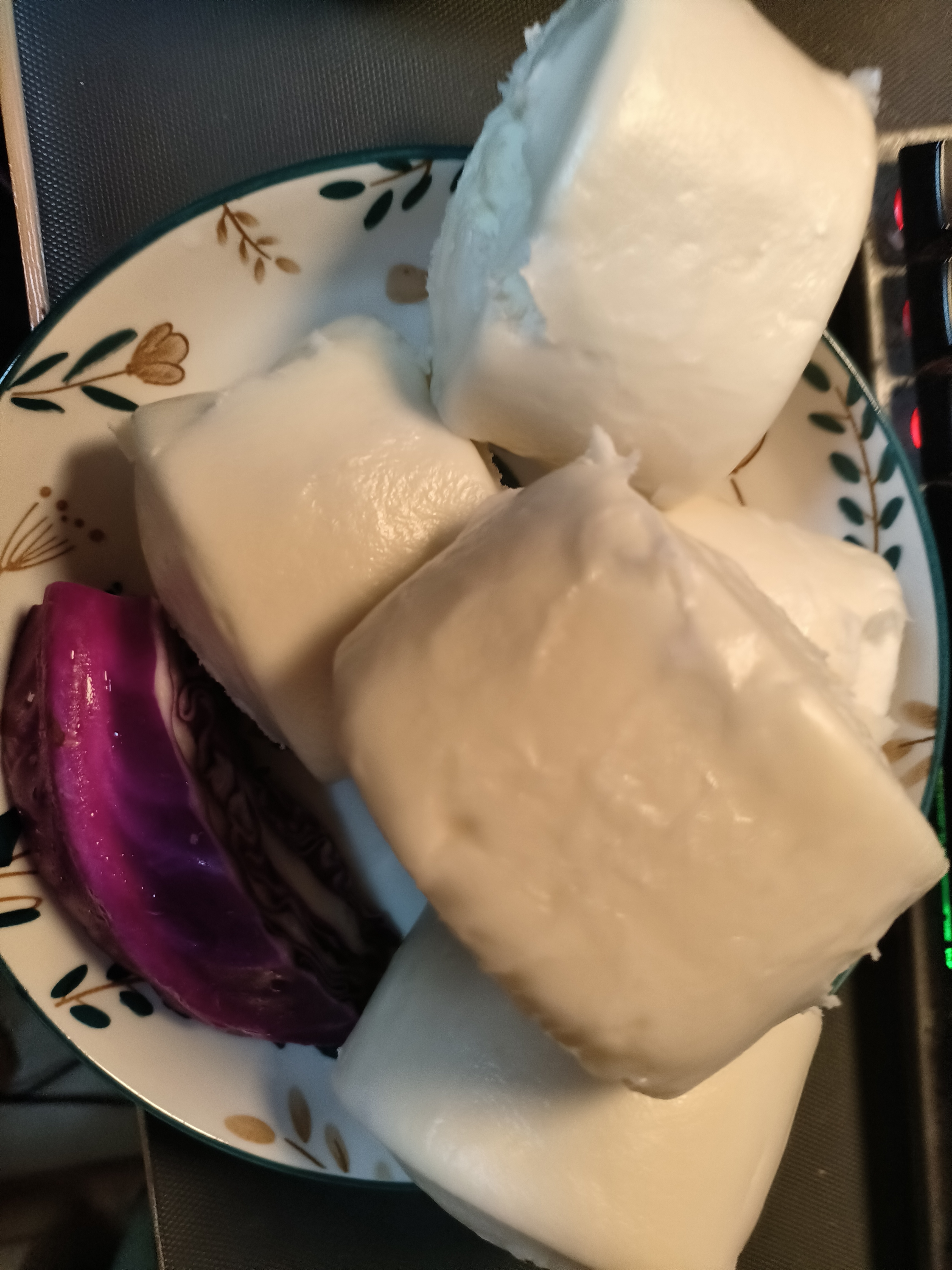 今天吃了啥# 刚出炉的馒头携着暖洋洋的气息,与那抹紫甘蓝的清新不期