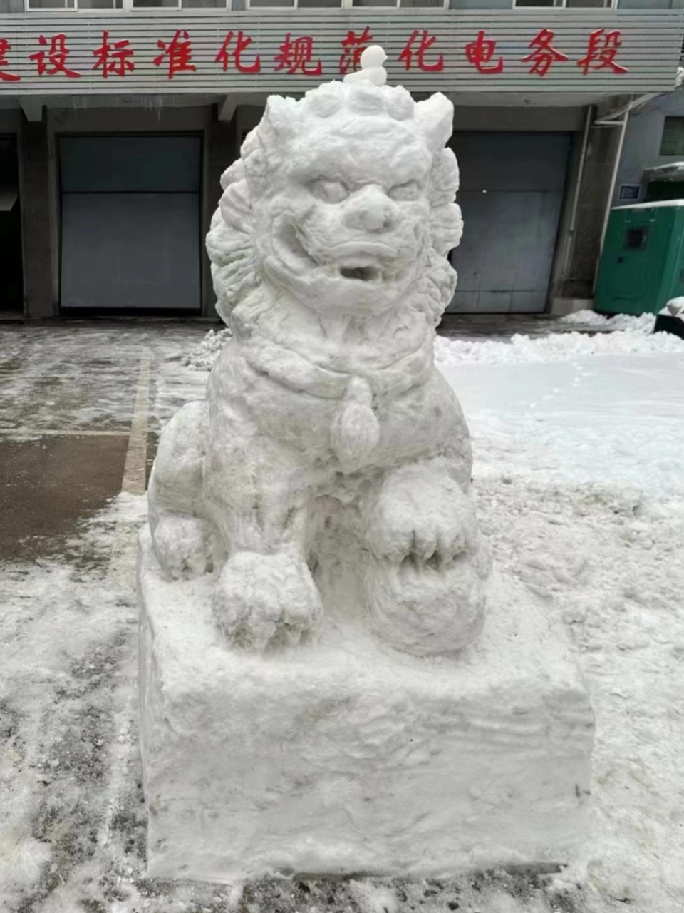 雪雕狮子图片