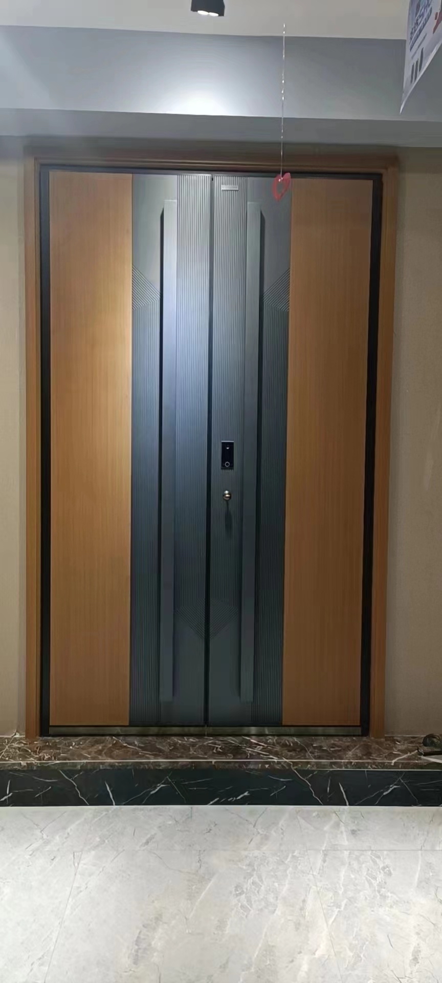 小朋友,这个棕色的门看起来好酷啊!它的颜色好深邃,让人感觉很神秘