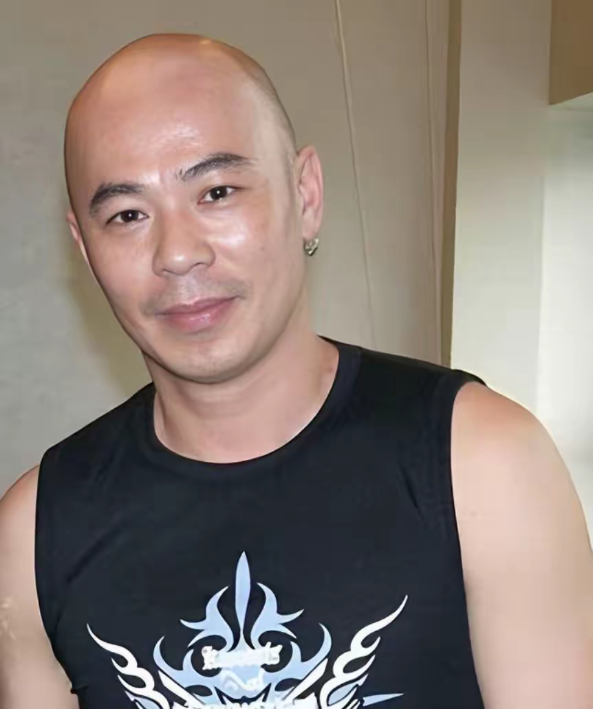 熊欣欣名似娇憨萌妹,实则是光头猛男,靠《黄飞鸿》系列"鬼脚七"走红