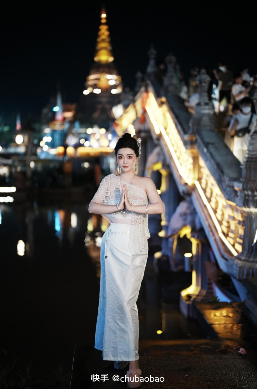 辛巴夫人雪大和方丈媳妇小杜凤儿都穿着傣裙儿在西双版纳拍写真,两人