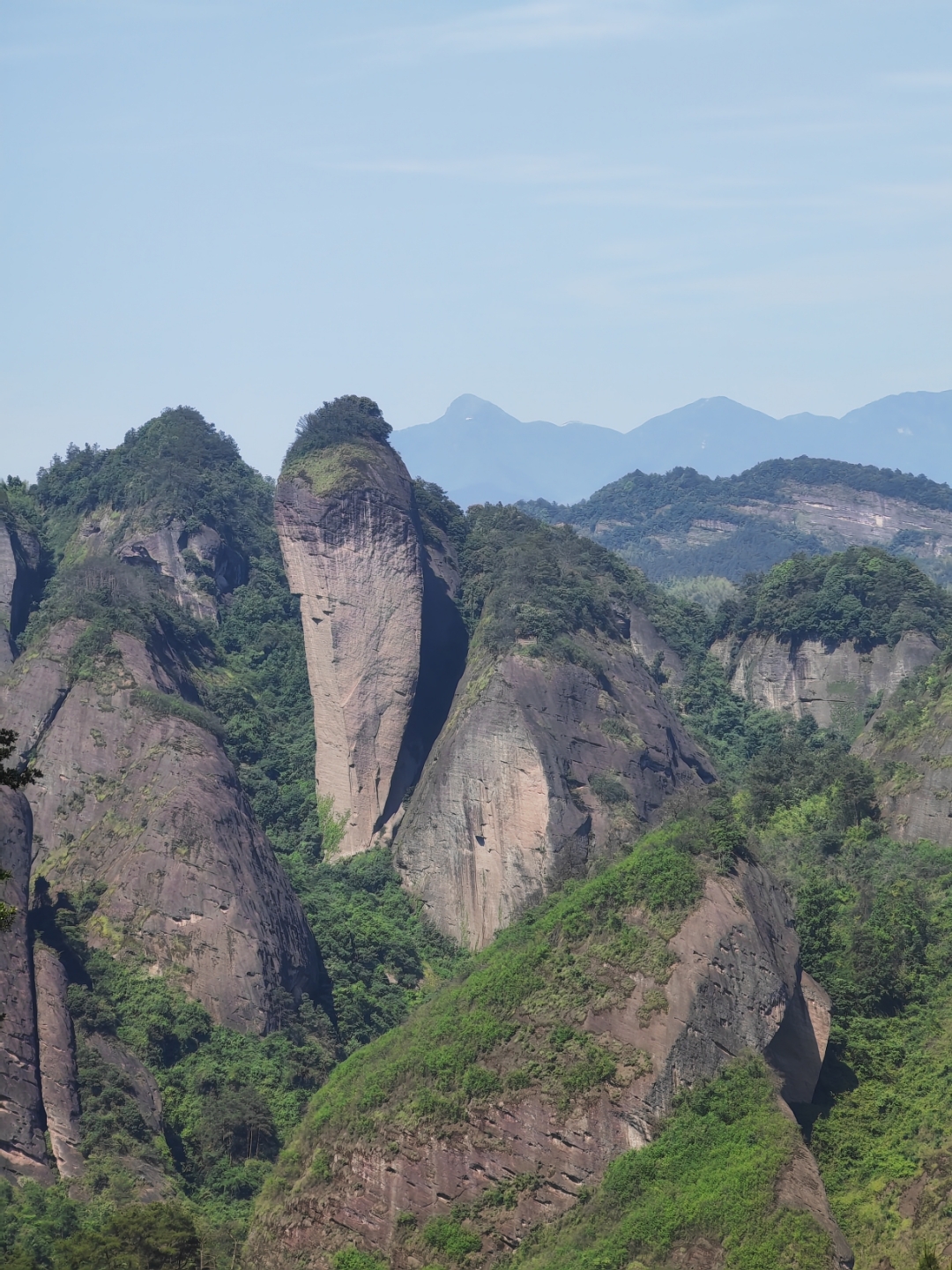 邵阳:崀山·辣椒峰景区 从八角寨出来,游客中心的工作人员直接安排好