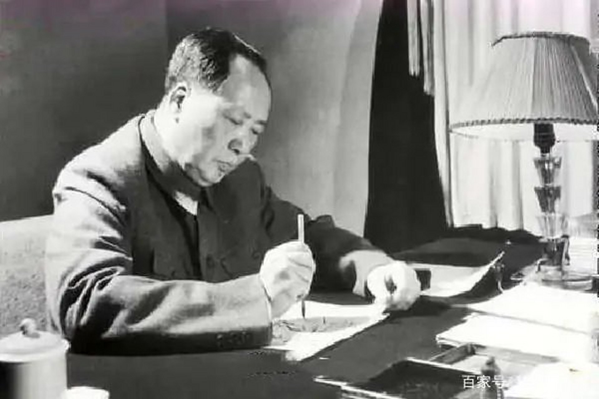 《蝶恋花·答李淑一》 我失骄杨君失柳,杨柳轻飏直上重霄九.