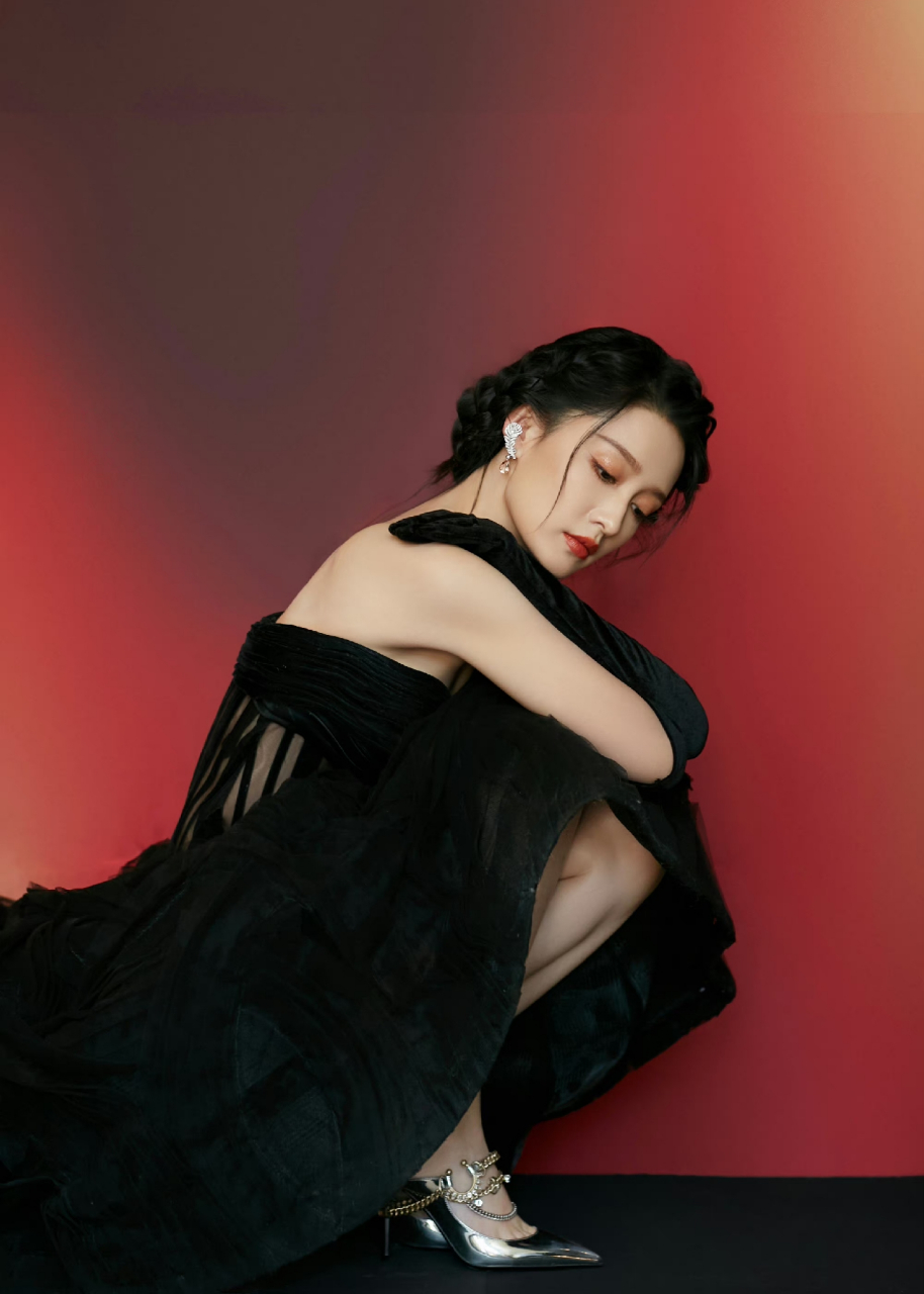 智族gq年度人物盛典# 李沁身着黑色抹胸式礼服裙像极了奥黛丽赫本 ..