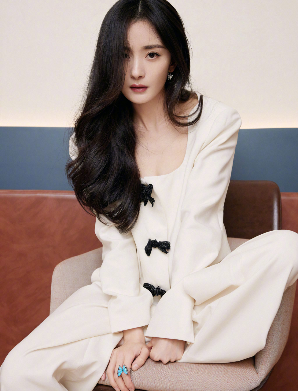 杨幂白色西装也能穿出高级感,一身米白色套装穿出优雅温柔职业范犹如