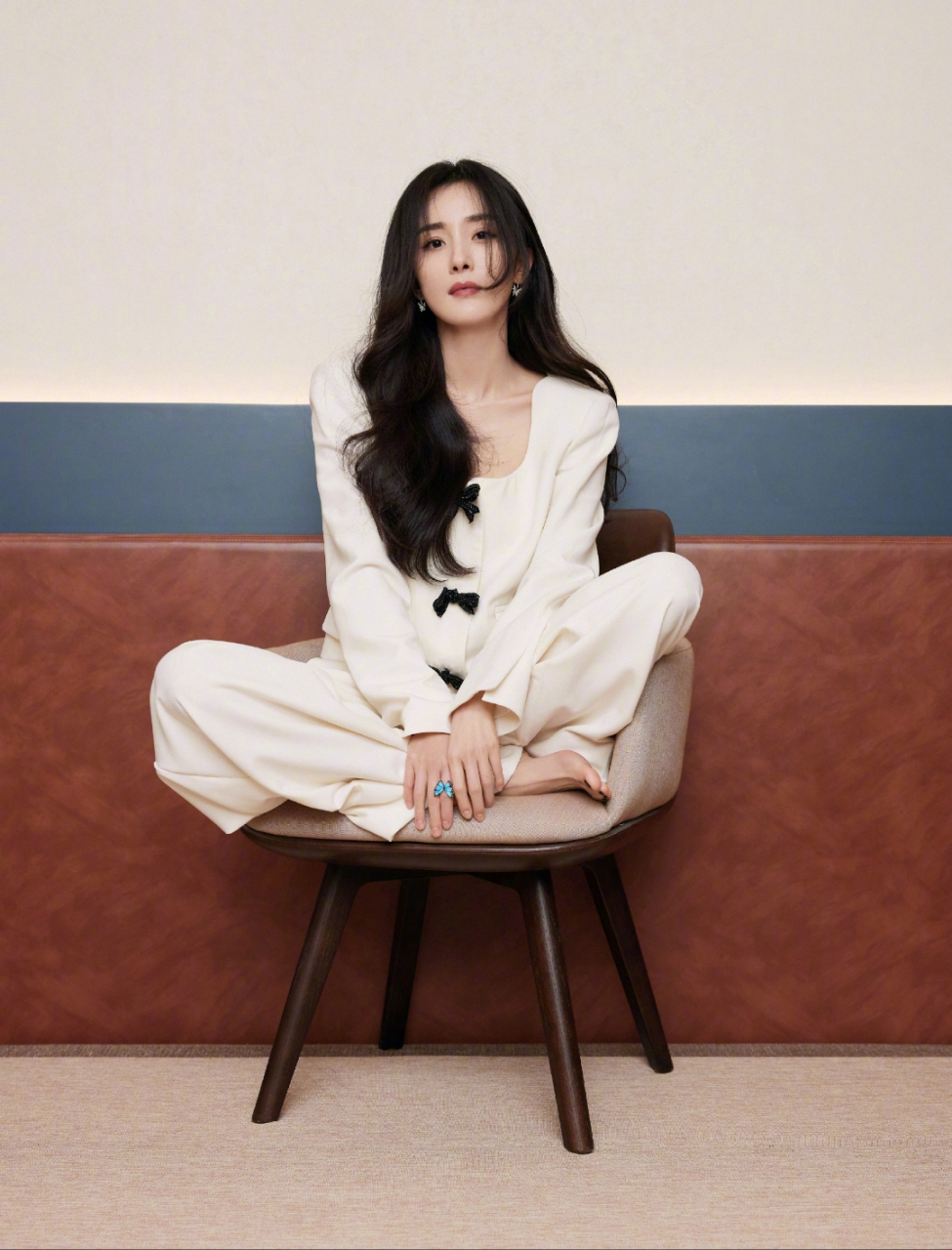 杨幂白色西装也能穿出高级感,一身米白色套装穿出优雅温柔职业范犹如