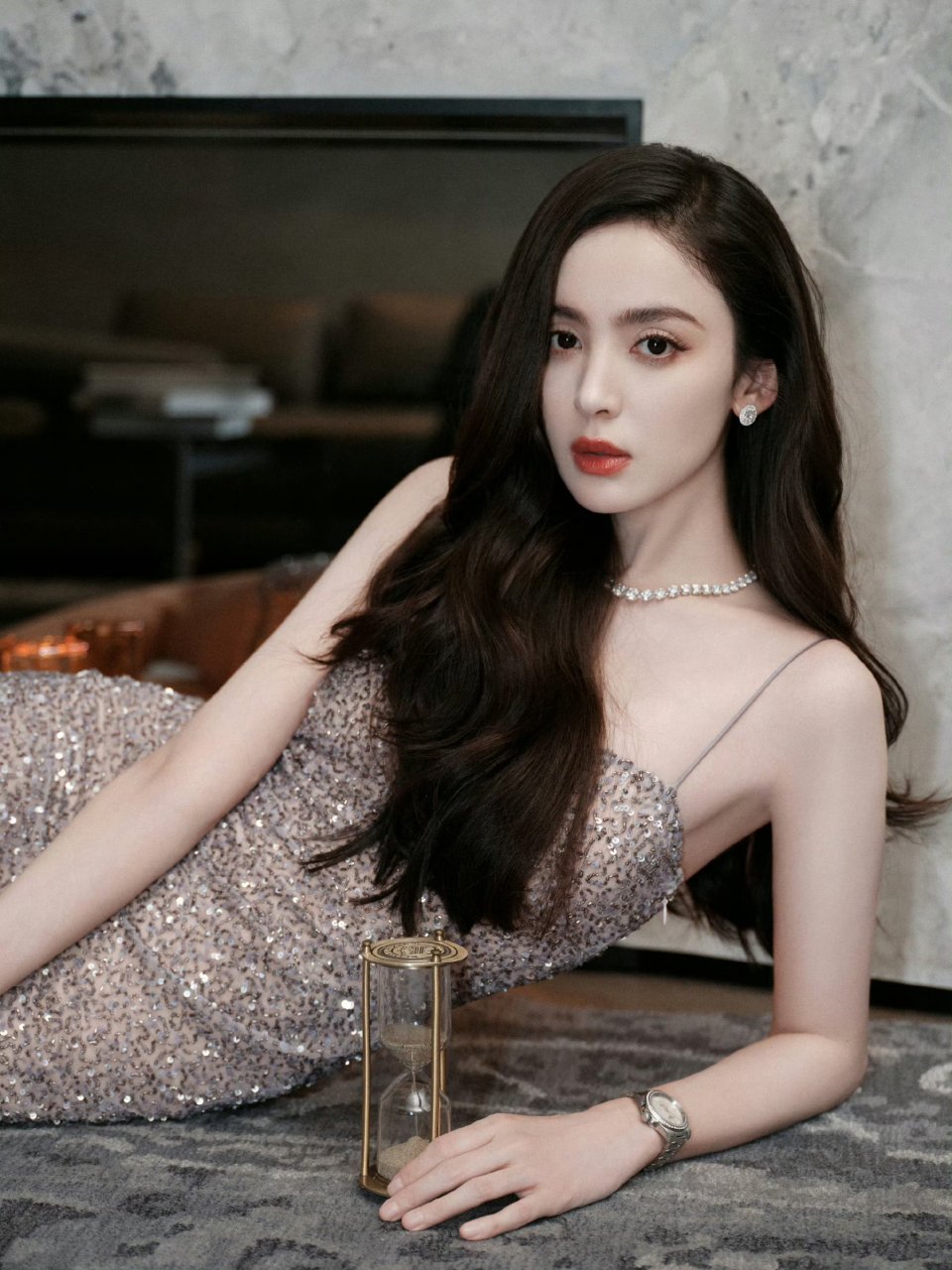 "古力娜扎,身着银色长裙与珍珠项链的性感迷人,展现出优雅与时尚.