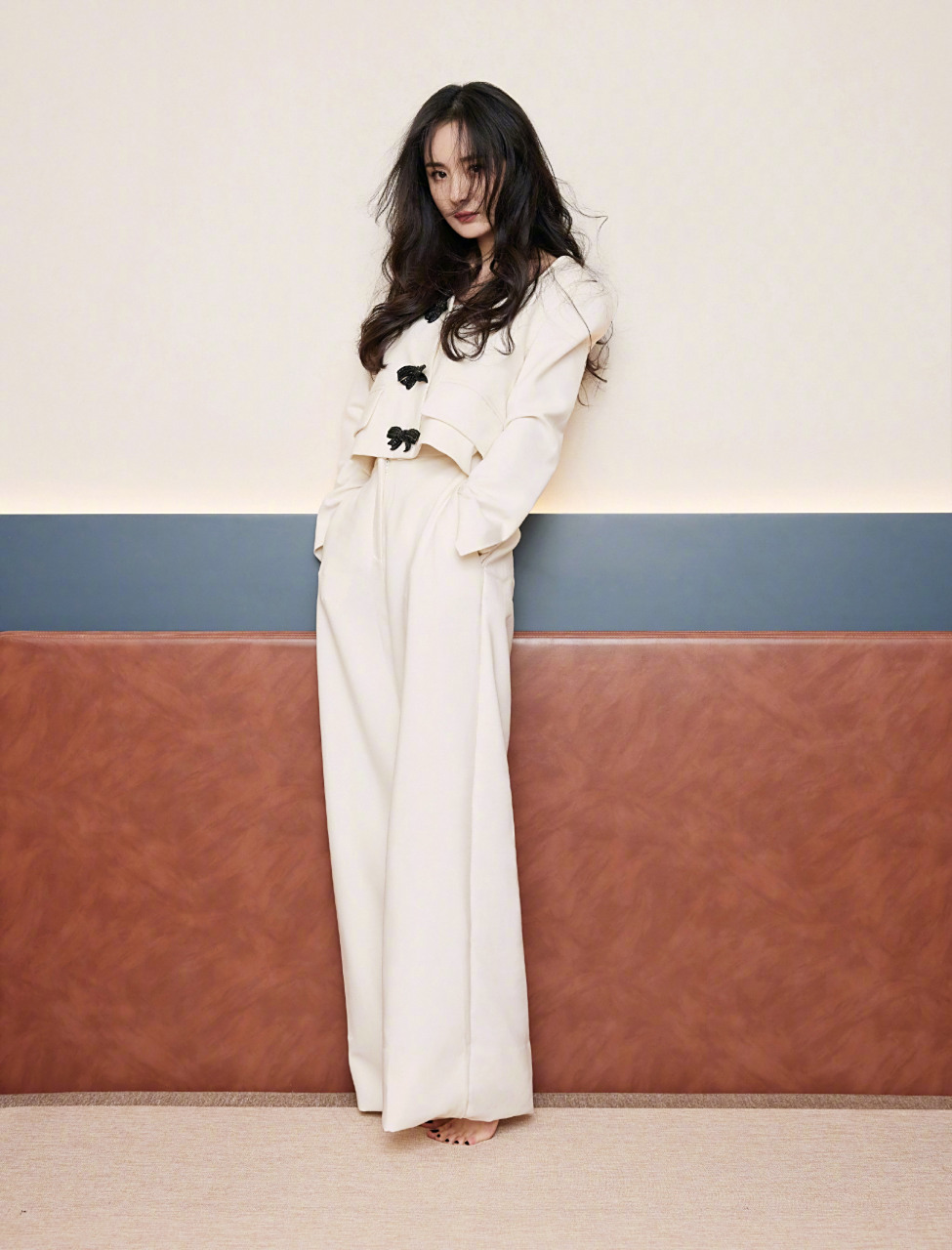 杨幂白色西装也能穿出高级感,一身米白色套装穿出优雅温柔职业范犹如