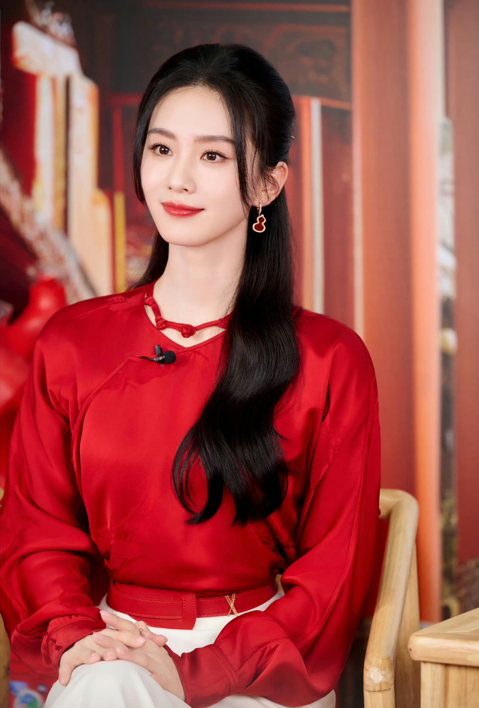 刘诗诗一直是我心中的完美女神形象,今日分享刘诗诗身穿红色衬衫,白色