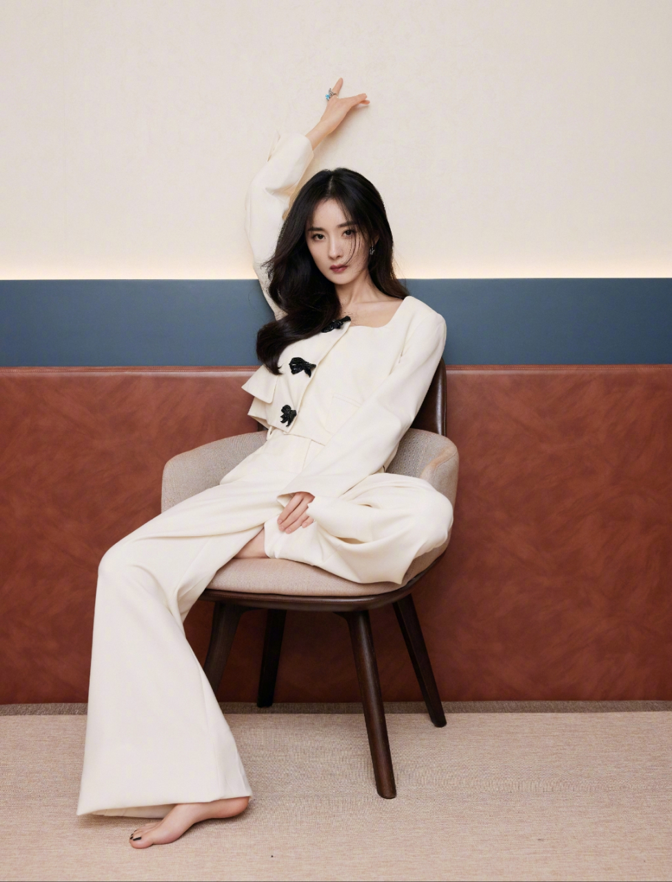 杨幂白色西装也能穿出高级感,一身米白色套装穿出优雅温柔职业范犹如