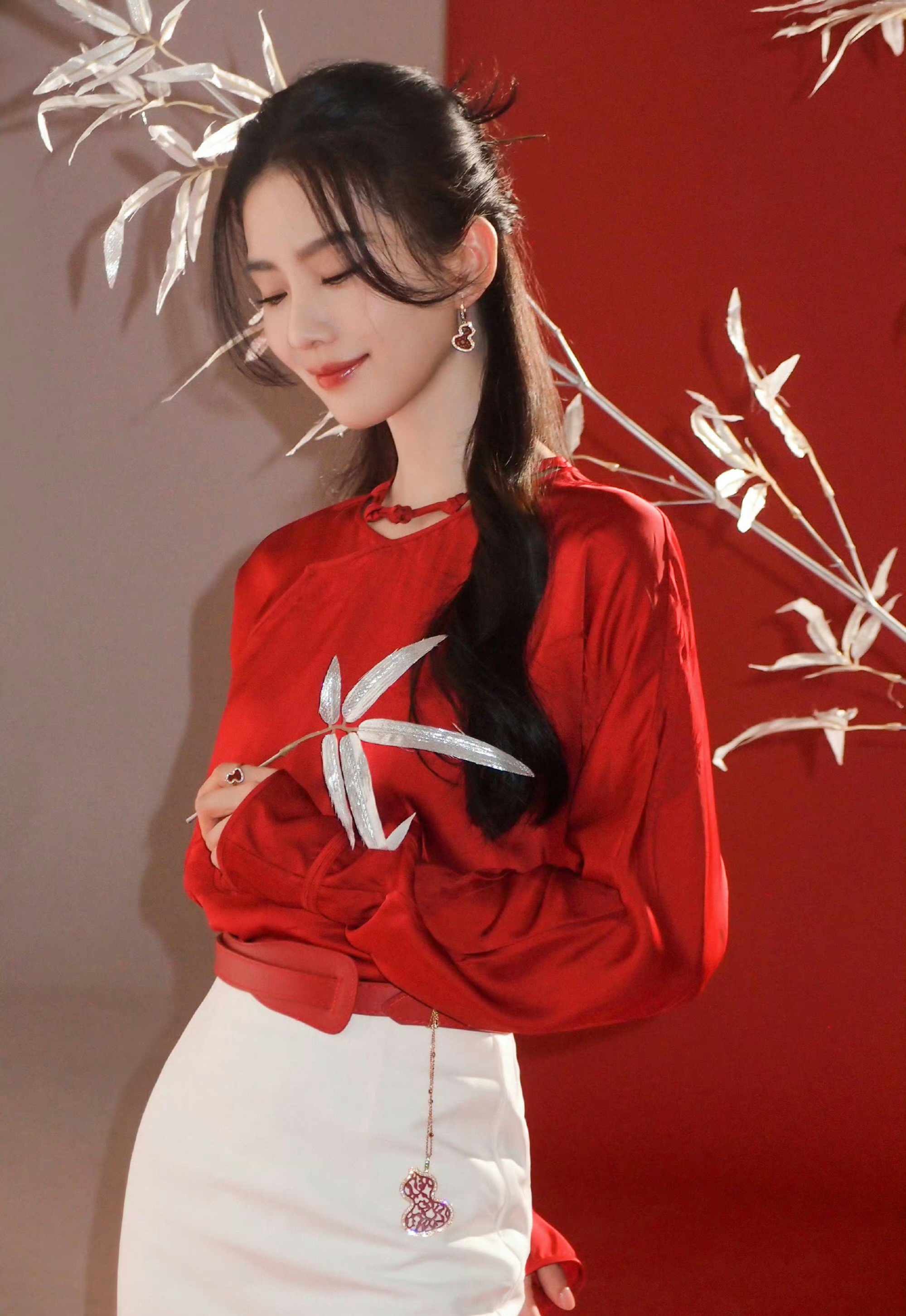 刘诗诗一直是我心中的完美女神形象,今日分享刘诗诗身穿红色衬衫,白色