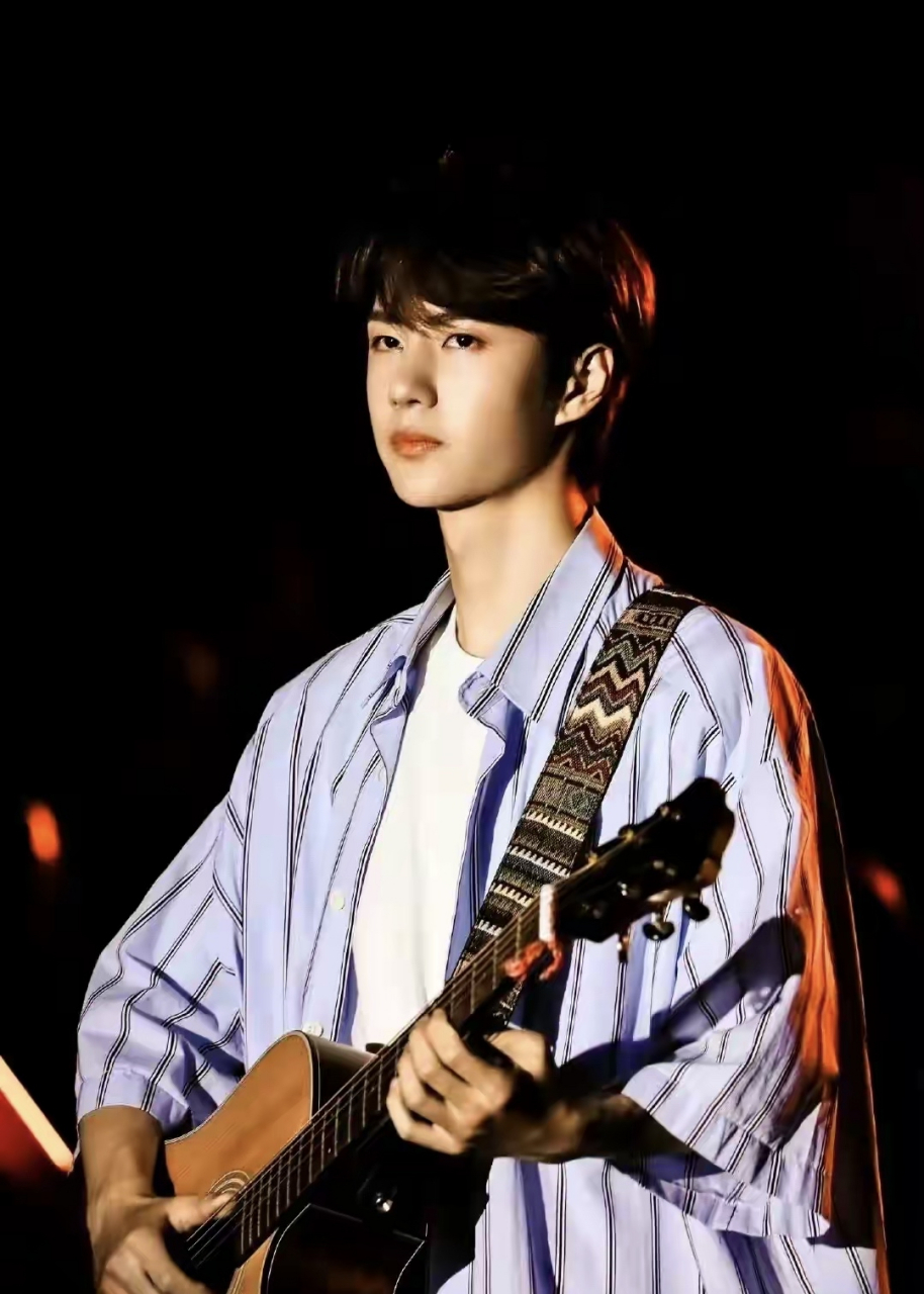 王一博抱着吉他弹唱,白t恤,条纹衬衫超帅气,妥妥的校园男神[比心]