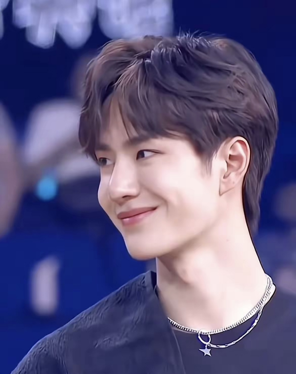 王一博这个侧颜这个邪魅一笑无敌了,魅力无限!