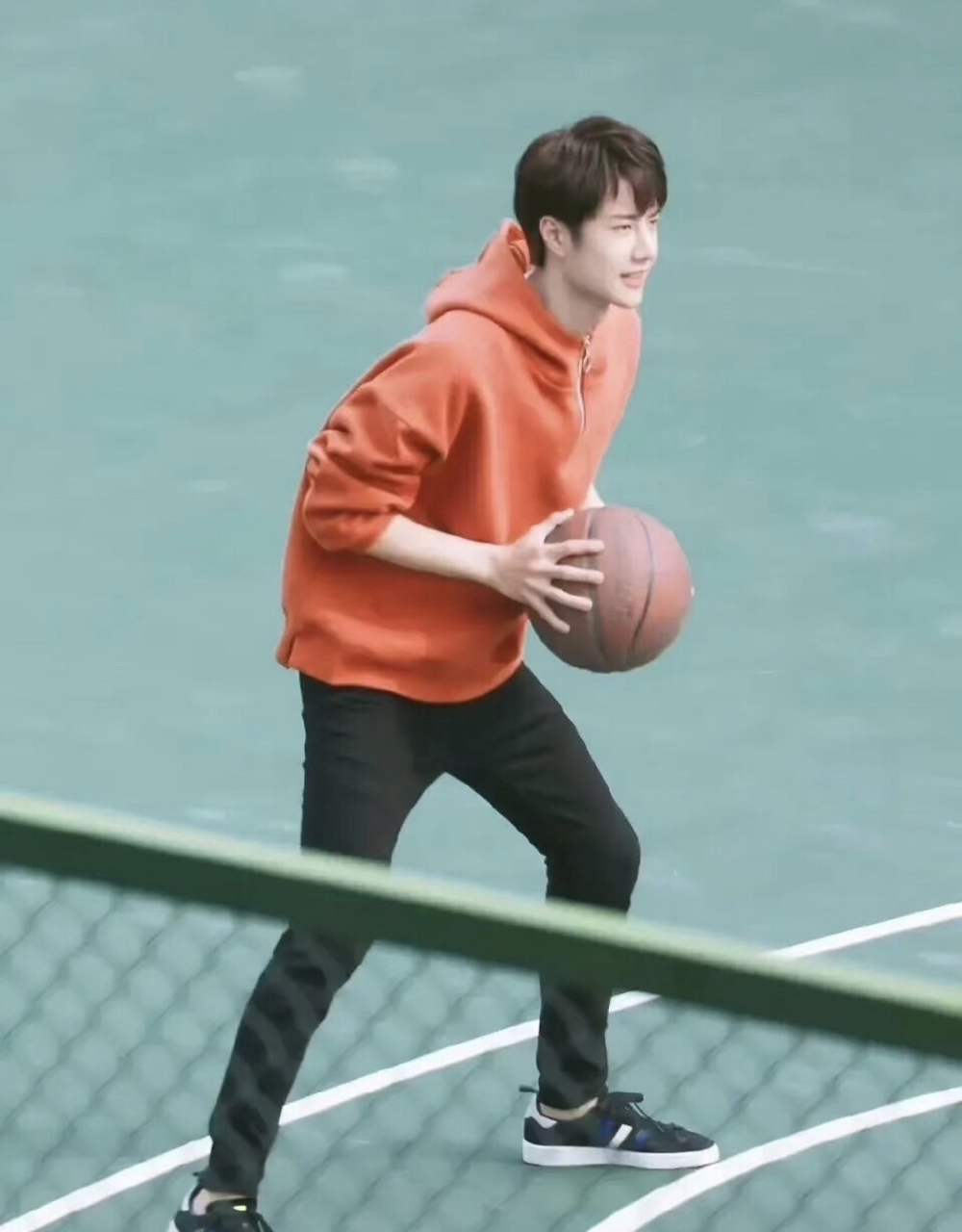王一博打篮球被抓拍,俏皮的吐舌头好可爱,爱运动的男生好帅哦!