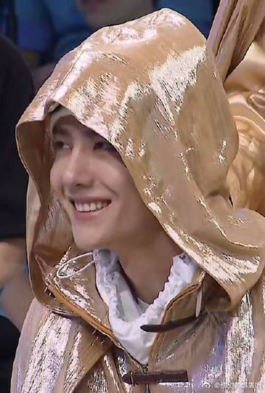 王一博 这金色斗篷造型太绝了.