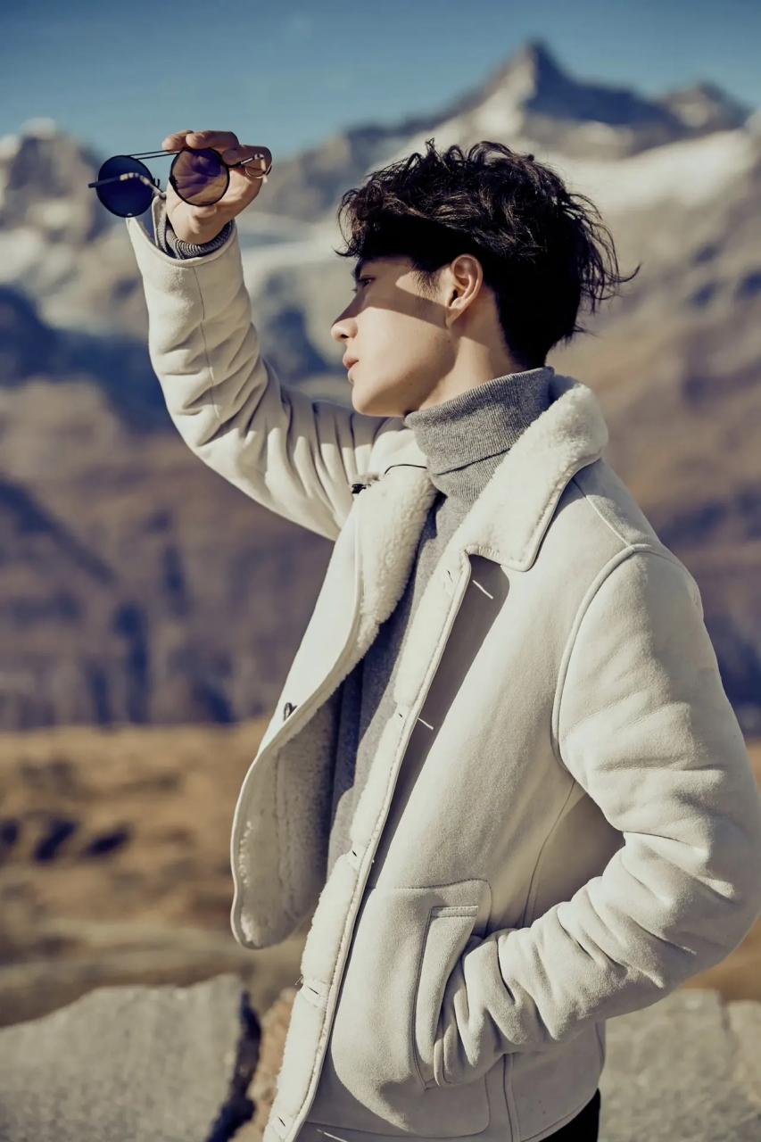 王义博给王一博拍的瑞士风光,摄影师说:他随随便便一站,就是一张大片