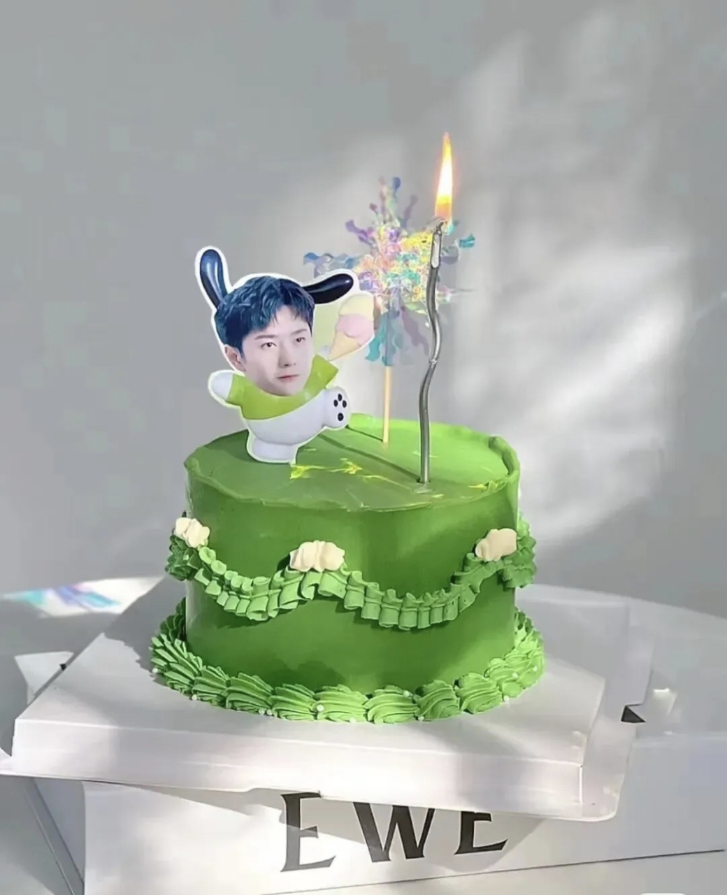 王一博27岁生日进入倒计时,摩托姐姐给一博准备的生日蛋糕,祝一博生日