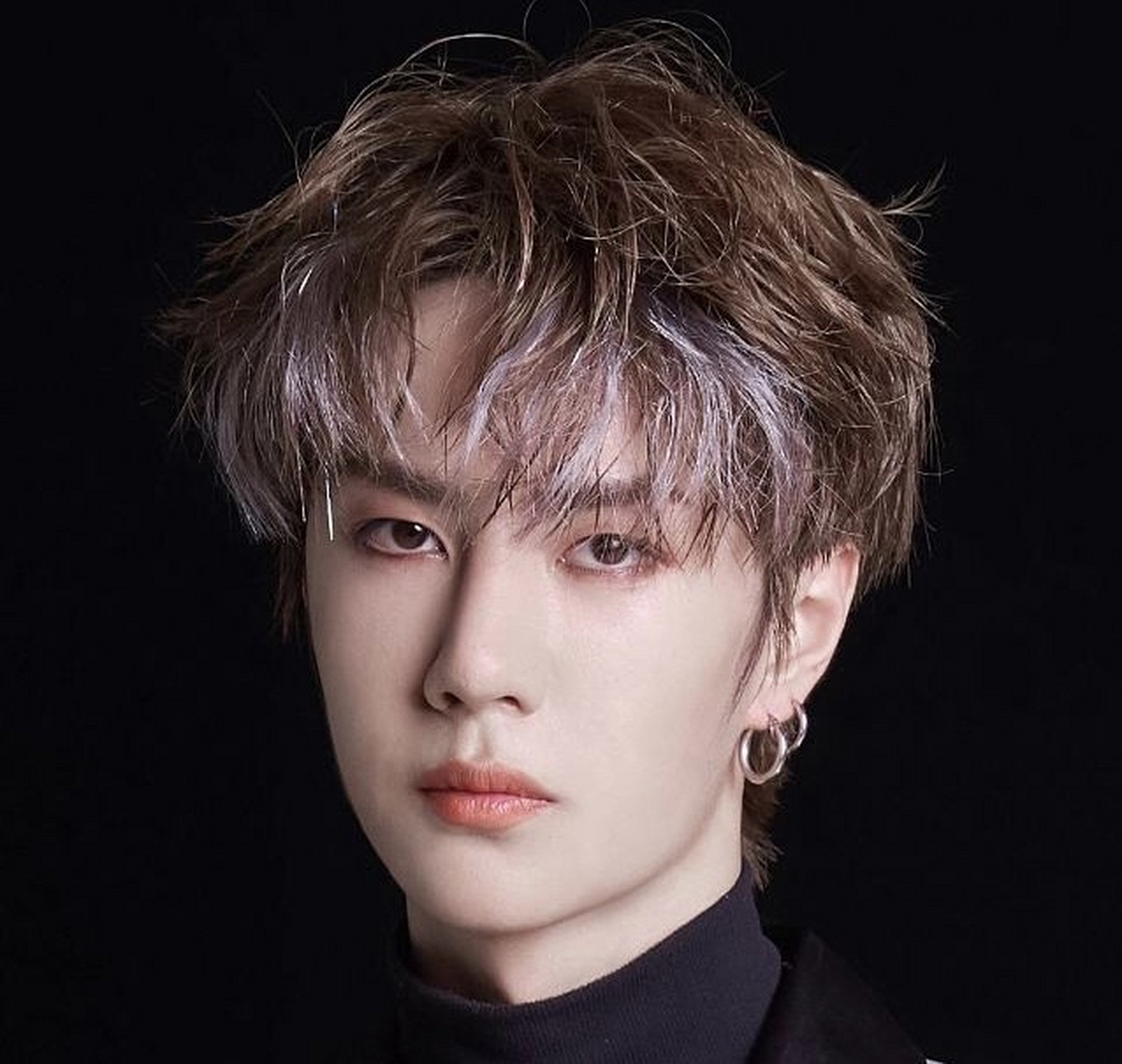 冷白皮肤,高贵气质,王一博的能驾驭任何一个挑色,我不喜欢看男孩子