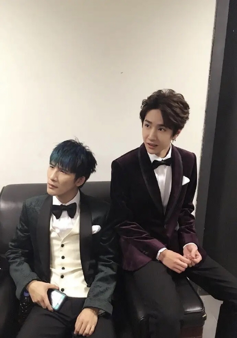 王一博和《天天向上》哥哥们,那时候他20岁不到,哥哥们都很照顾他,团