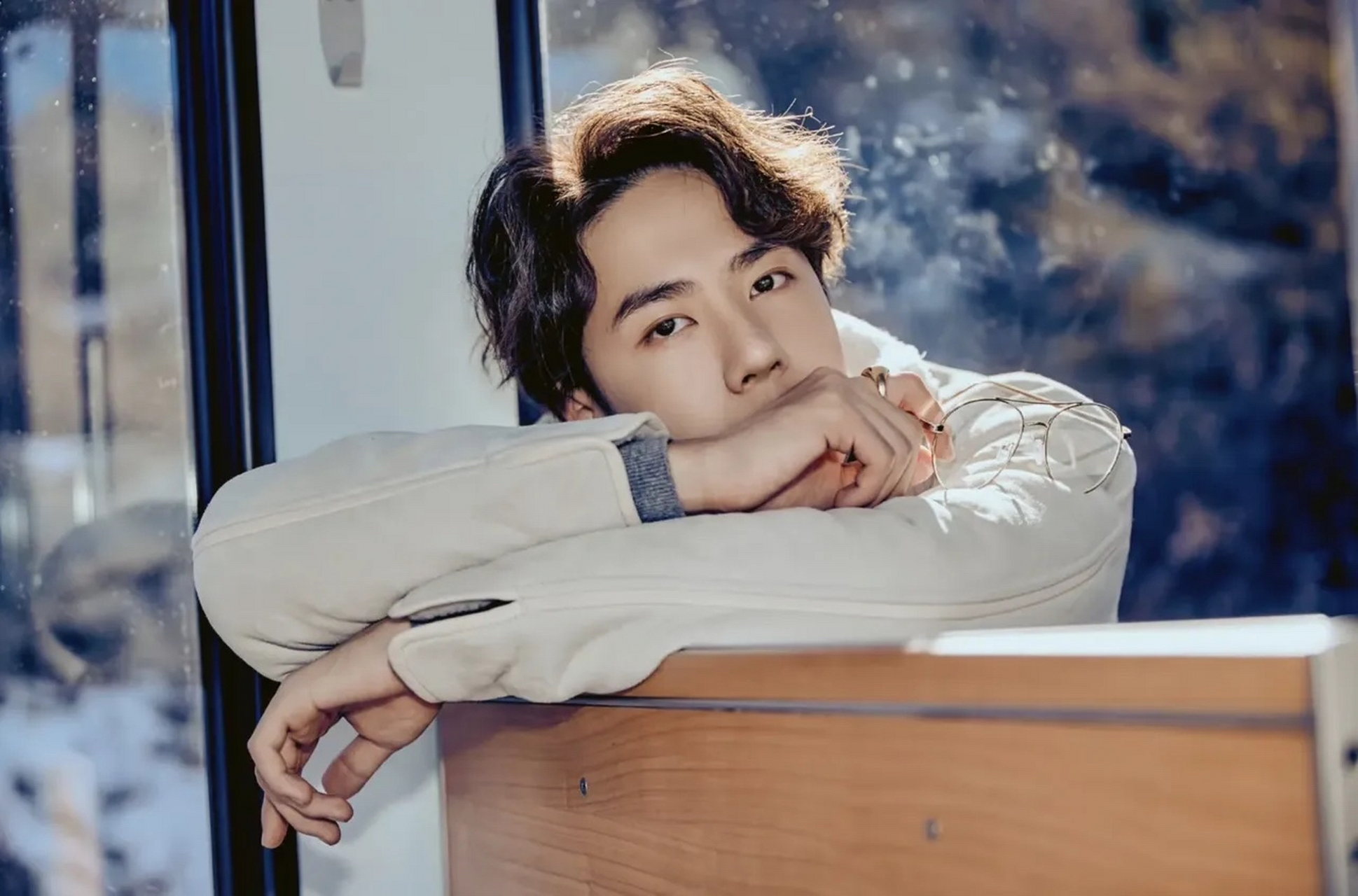 王义博给王一博拍的瑞士风光,摄影师说:他随随便便一站,就是一张大片