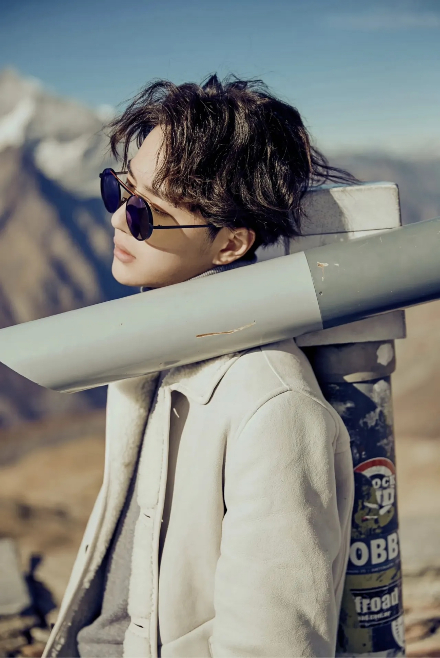 王义博给王一博拍的瑞士风光,摄影师说:他随随便便一站,就是一张大片