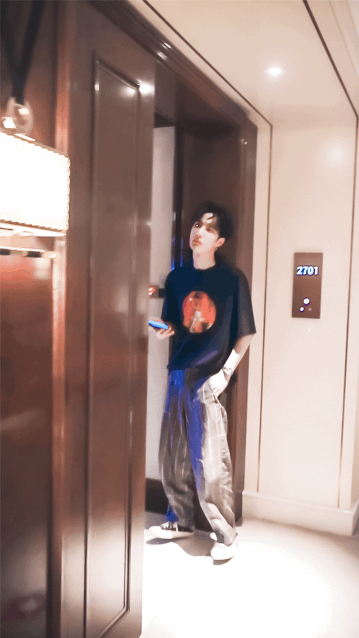 王一博可可爱爱,不小心撞到门框,结果对着门挑衅还尬起舞来[捂脸]