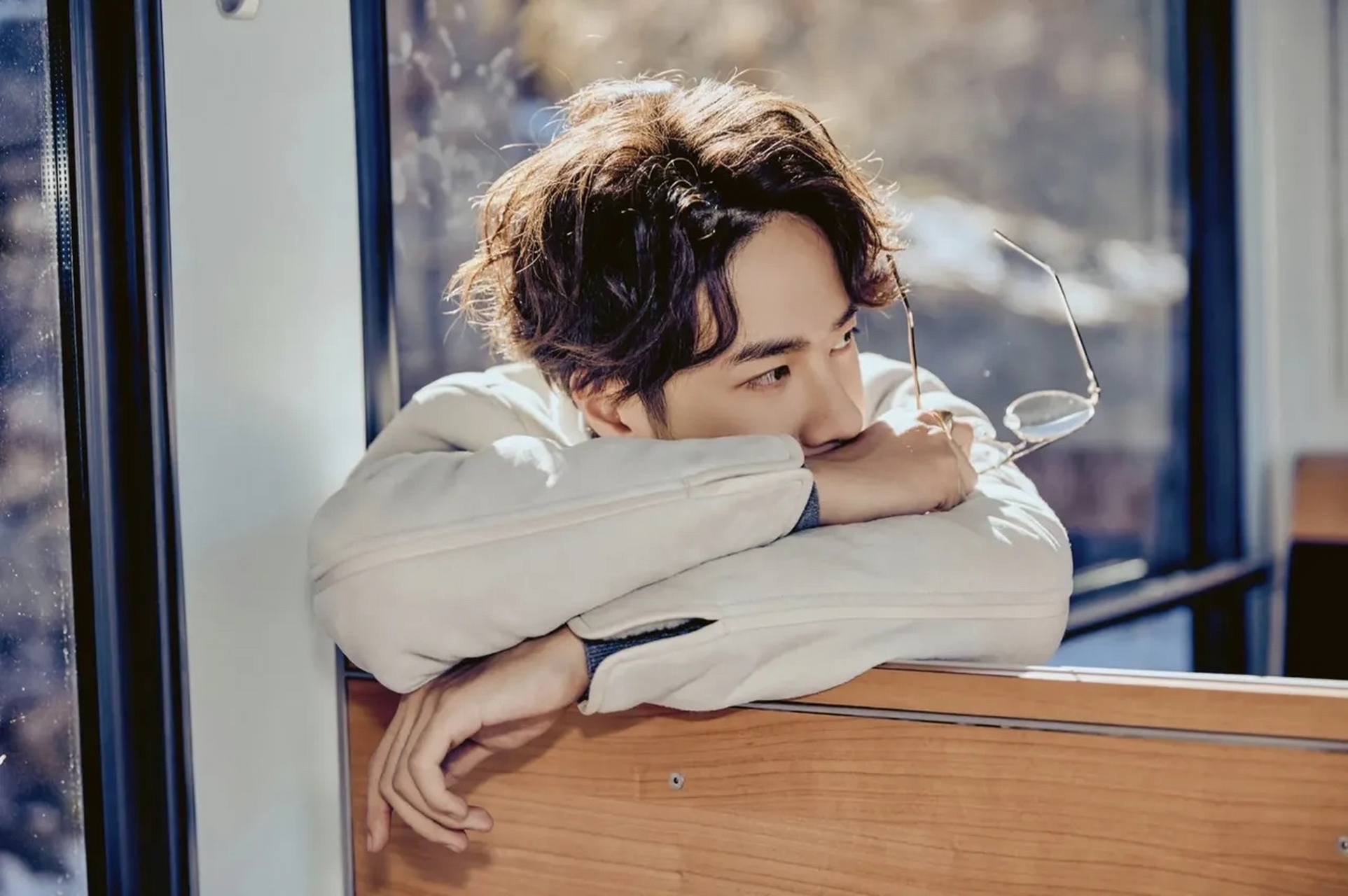 王义博给王一博拍的瑞士风光,摄影师说:他随随便便一站,就是一张大片