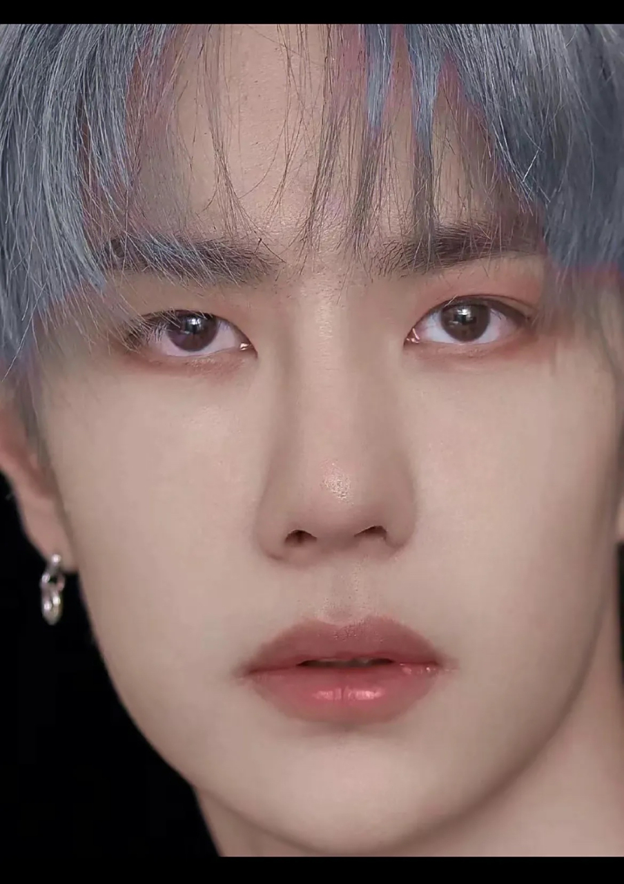 王一博的长相和气质独一无二,属于骨相特别好,眉骨高颅顶高鼻梁高脸型