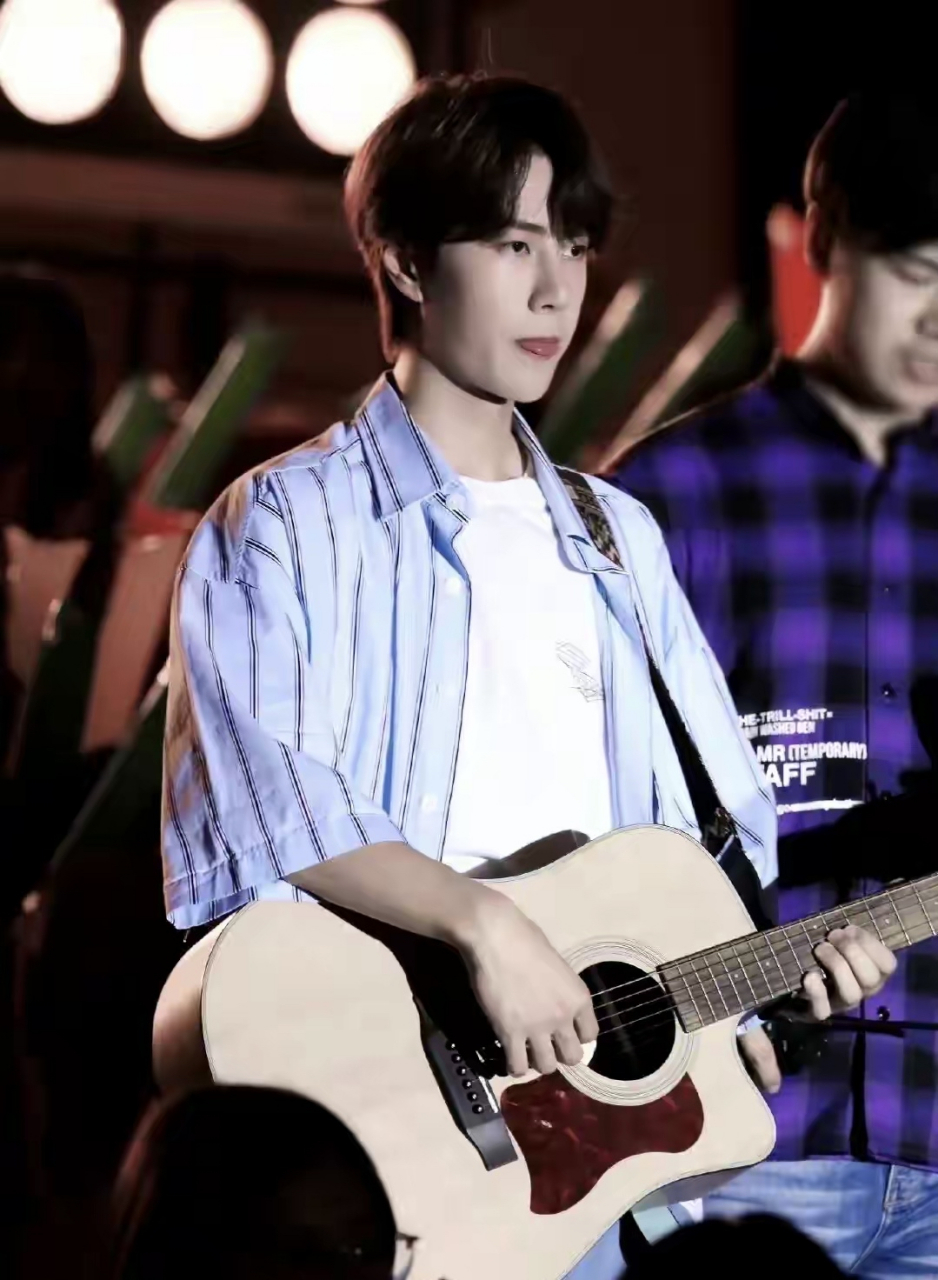 王一博抱着吉他弹唱,白t恤,条纹衬衫超帅气,妥妥的校园男神[比心]