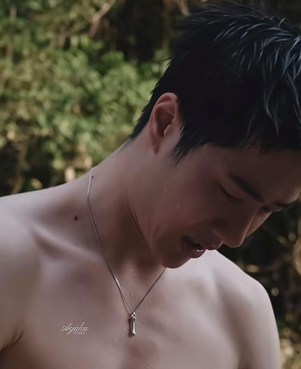 王一博的身材管理得真好,一看就是个自律的人,身材修长精瘦而健壮,每