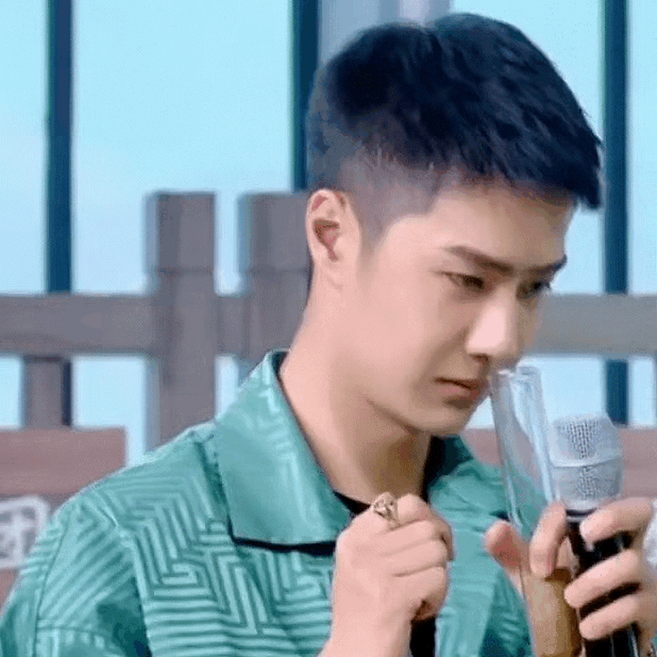 王一博,好奇害死猫,什么都想试一试的宝儿,差点没把自己熏晕过去[捂脸